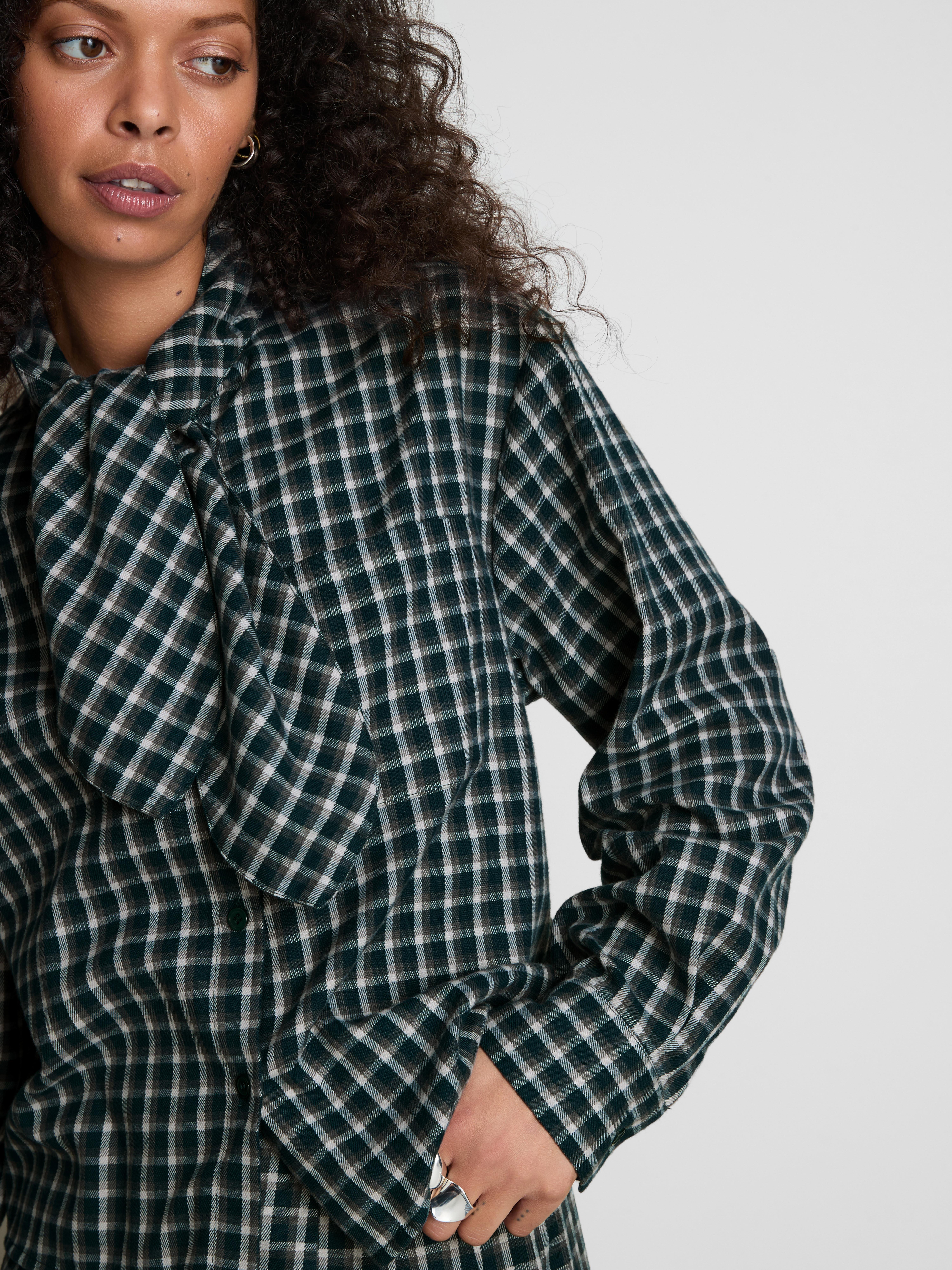 Camisa de corbata a cuadros de Paula Echevarría