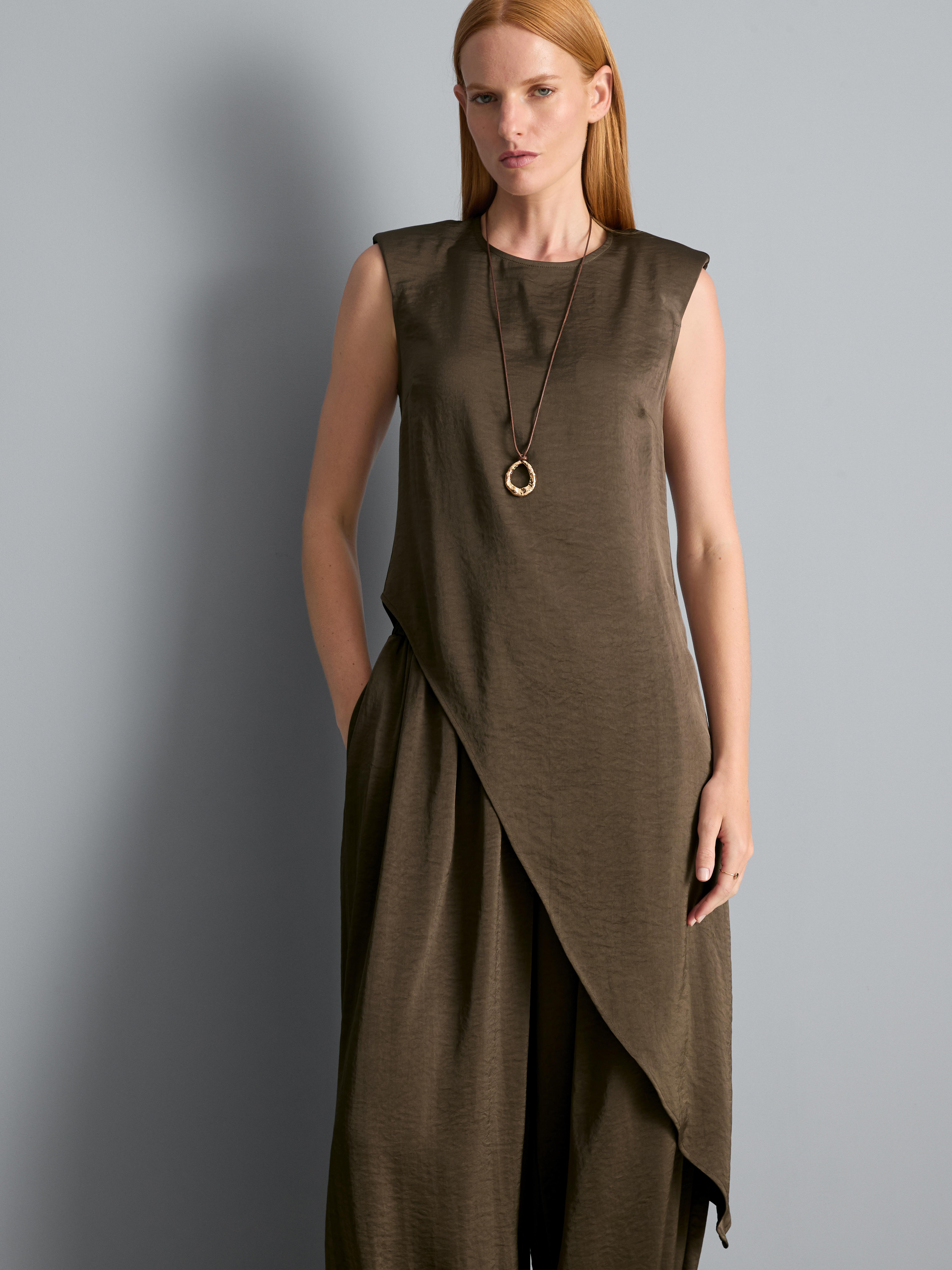 Haut asymétrique en satin texturé