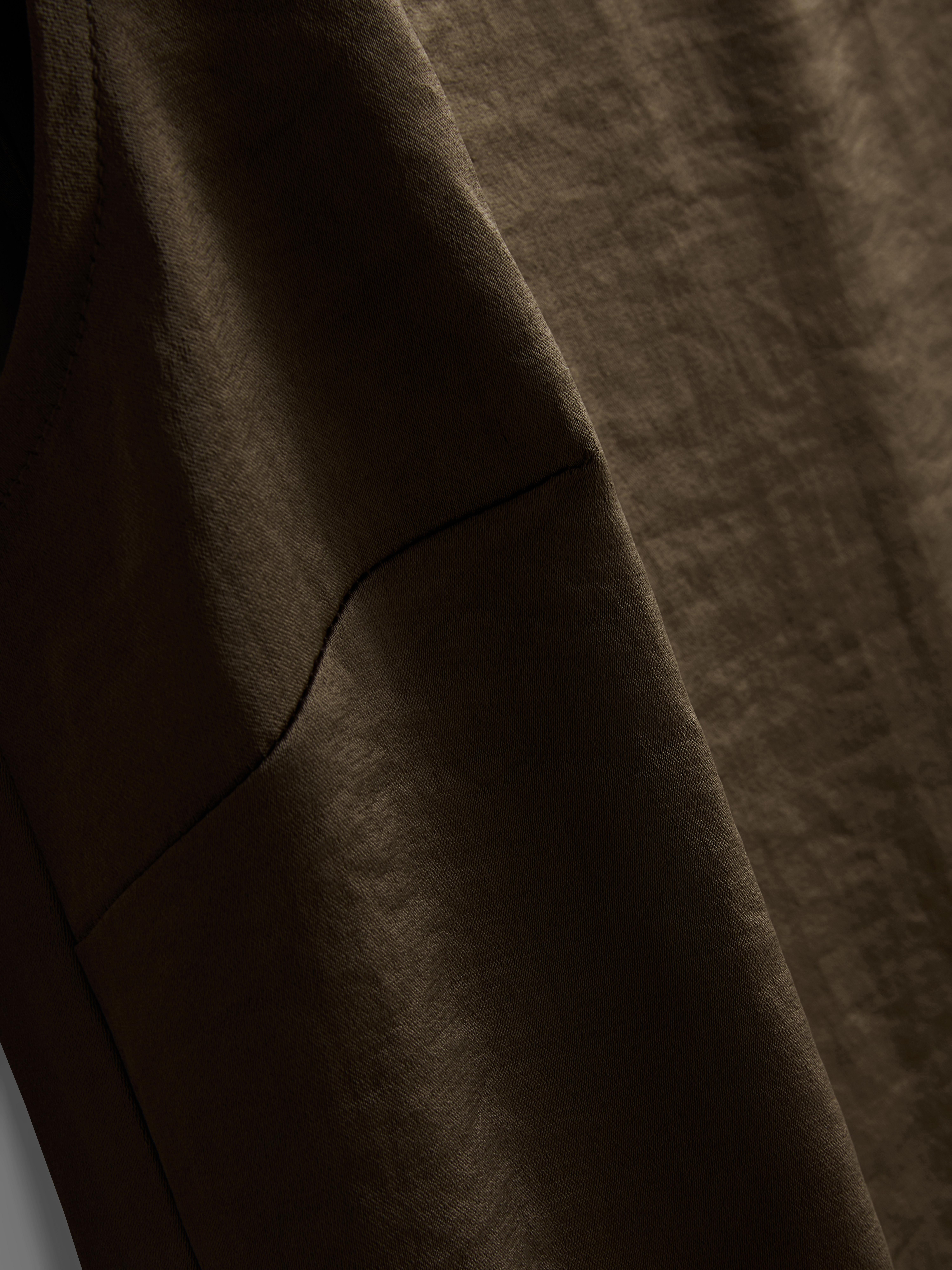 Haut asymétrique en satin texturé