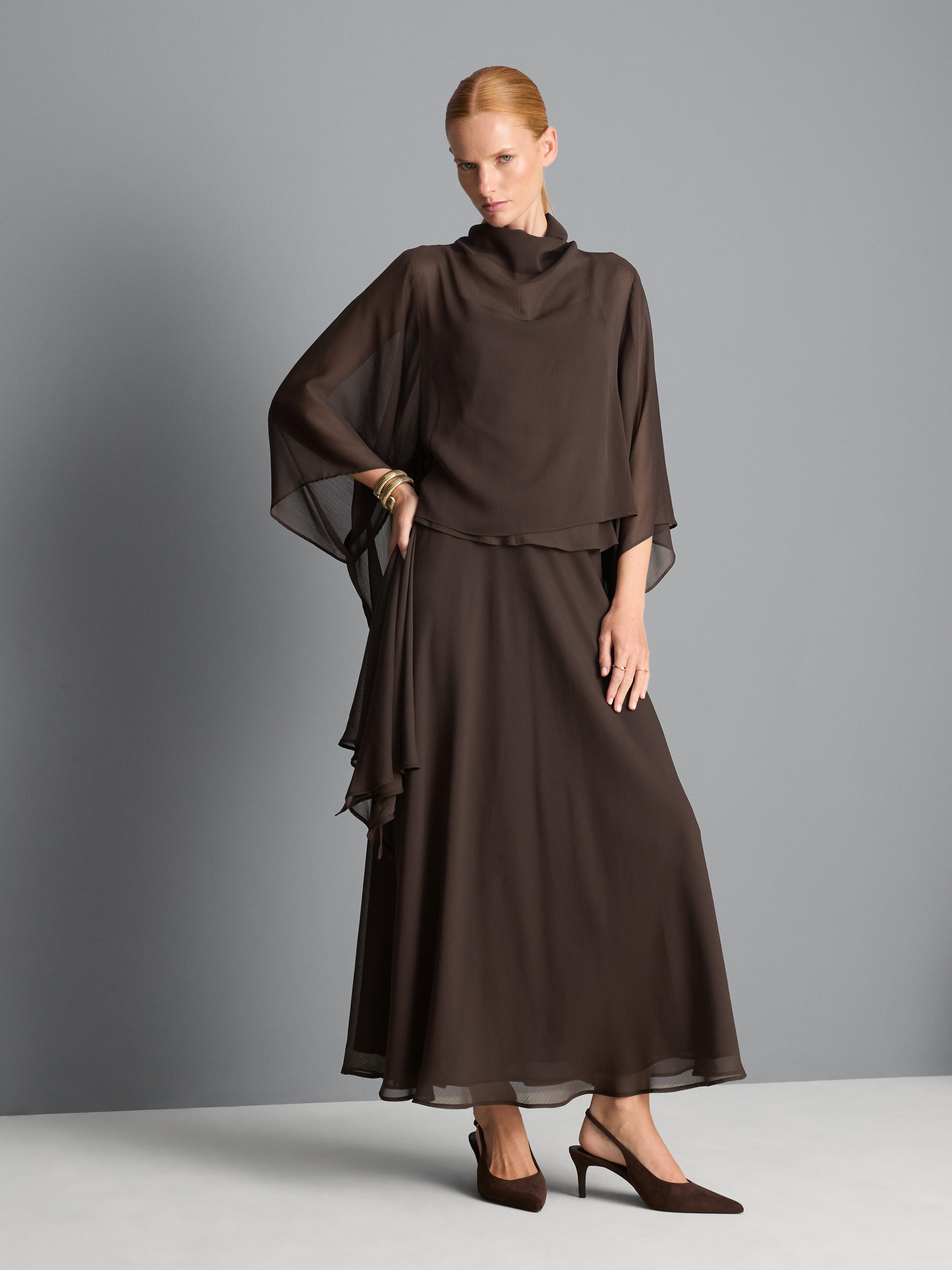 Blusa de cuello alto con capa