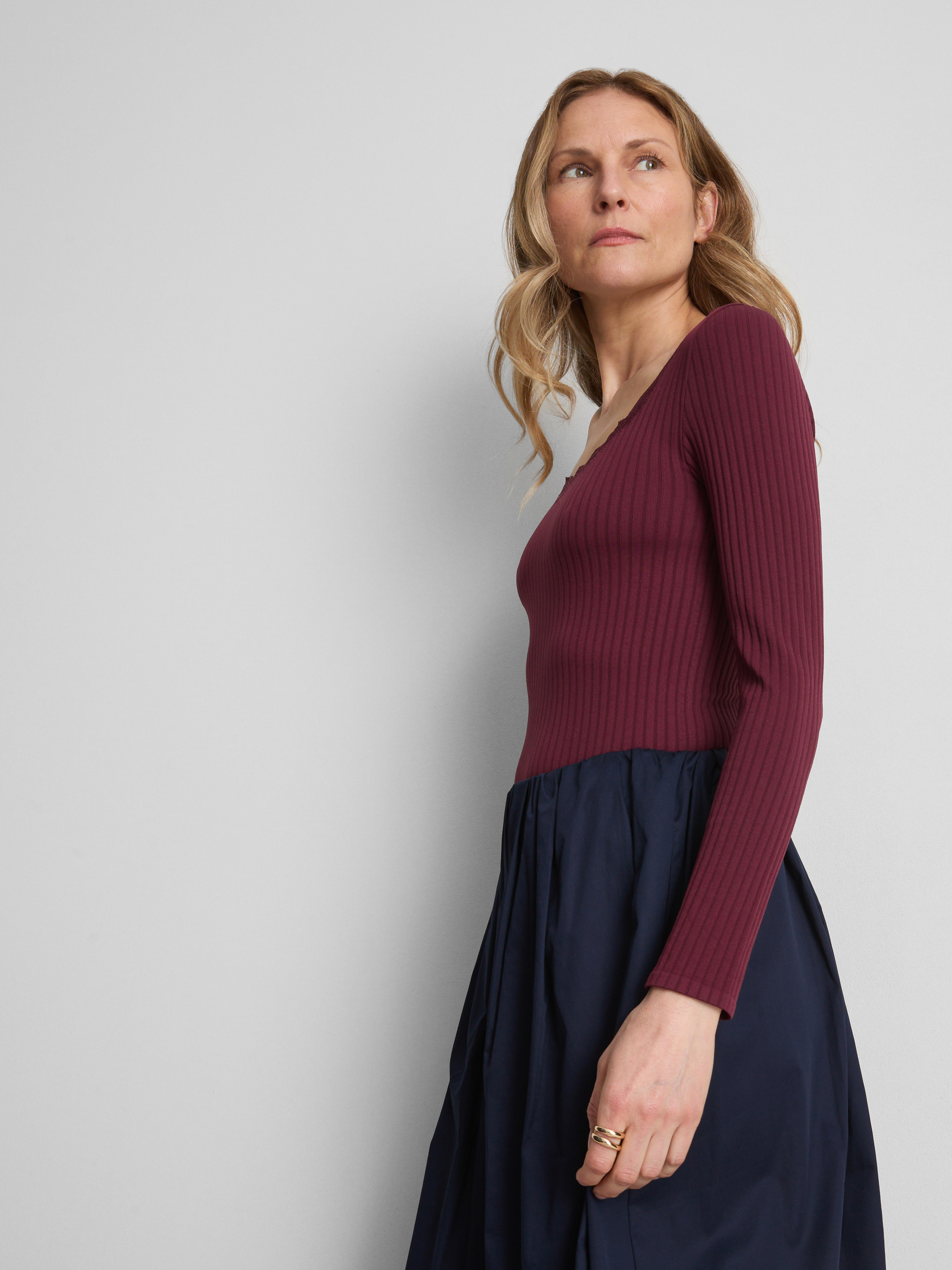 Geripptes Langarmshirt mit Karree-Ausschnitt