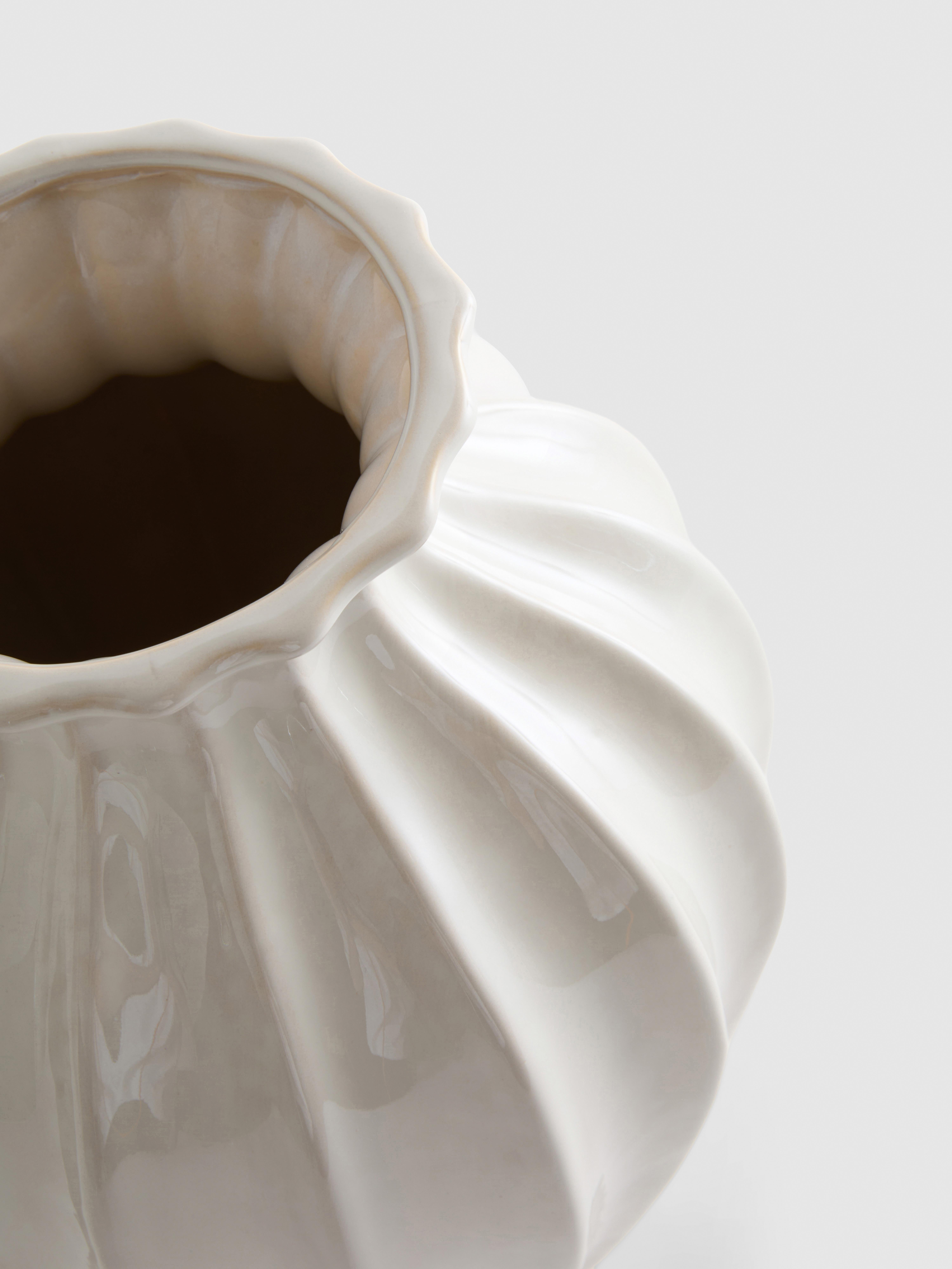 Vase en céramique côtelé