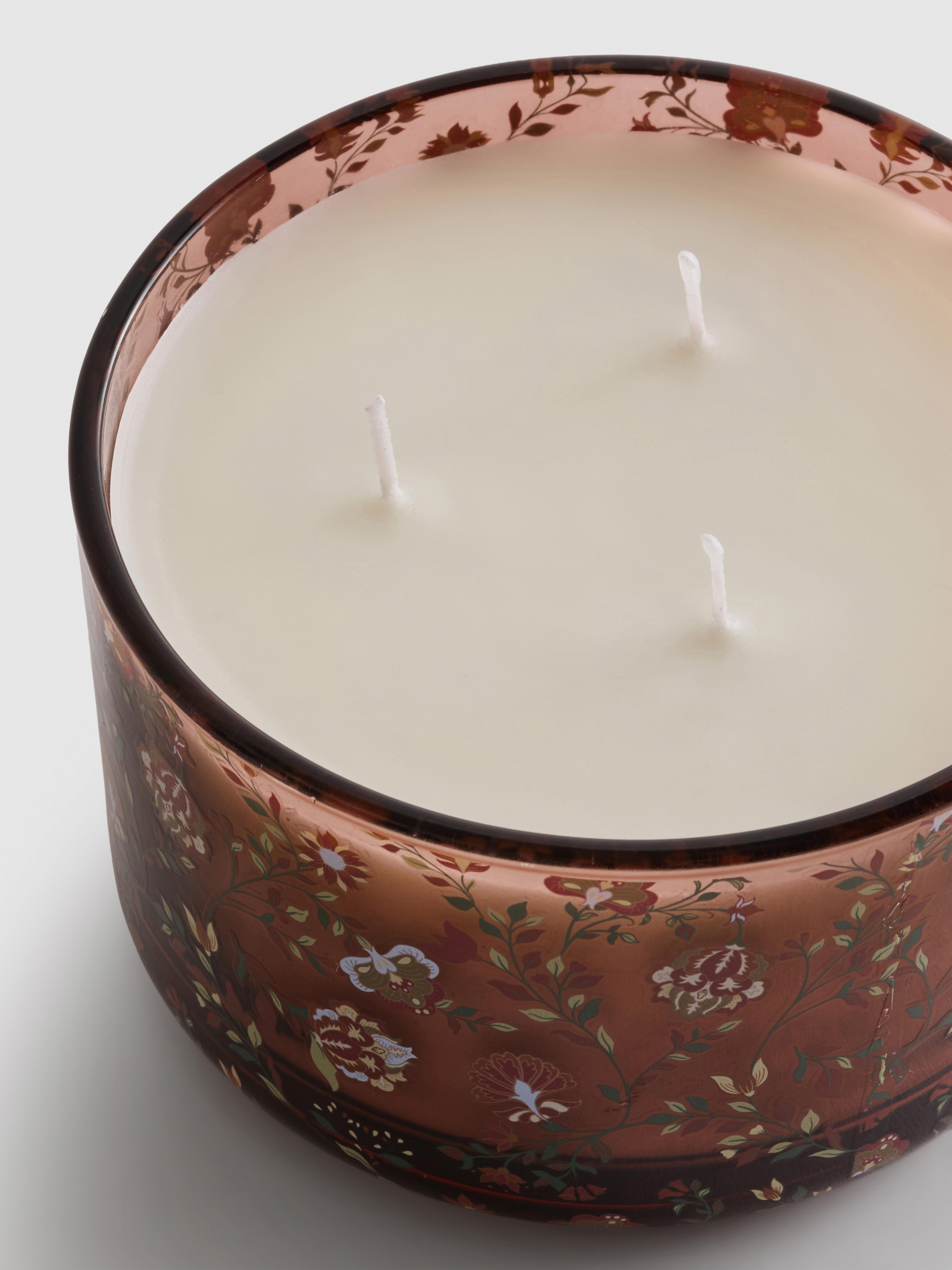 Bougie parfumée à trois mèches et motif floral