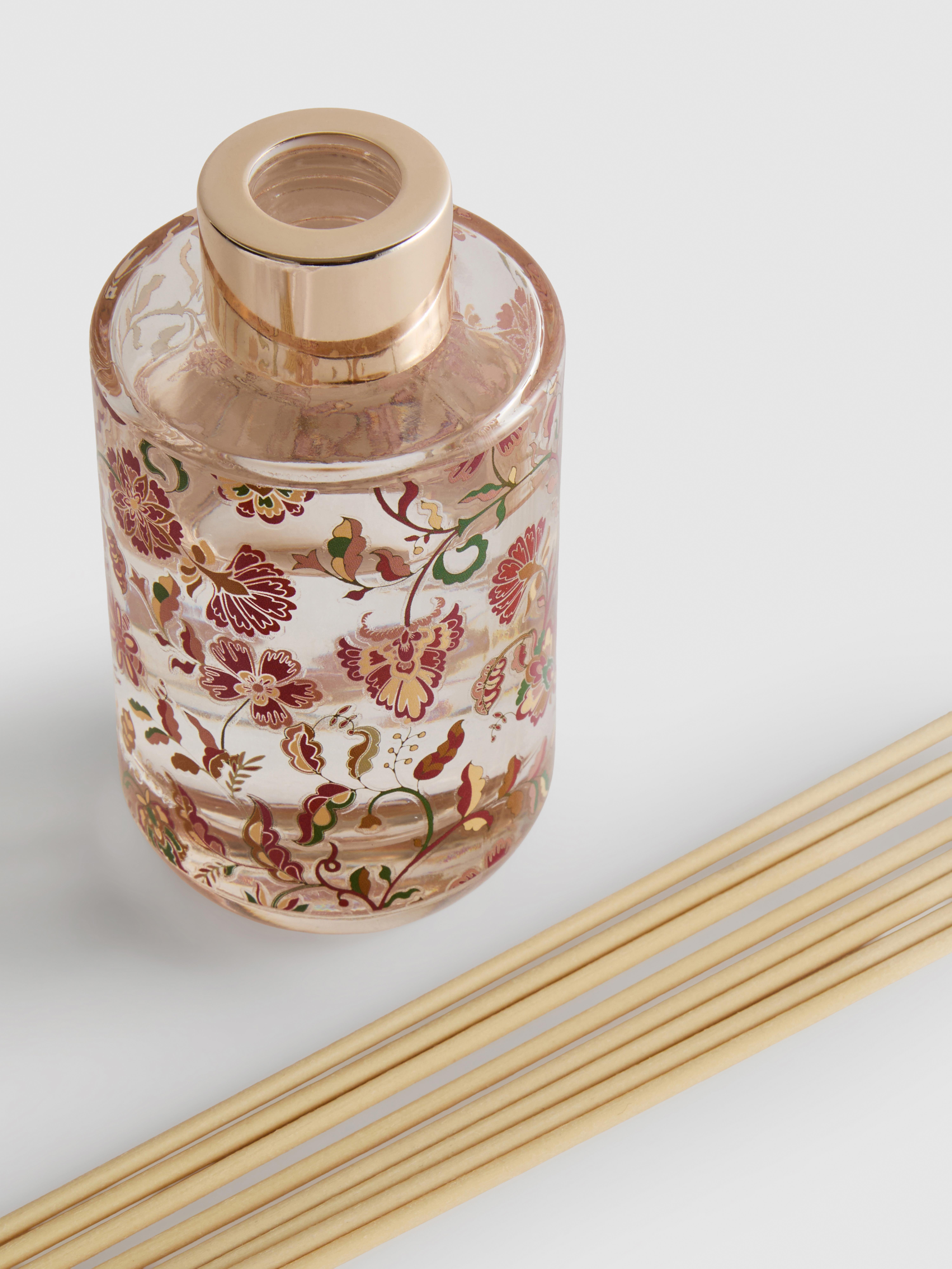 Raumduftstäbchen in Flasche mit Blumenmuster