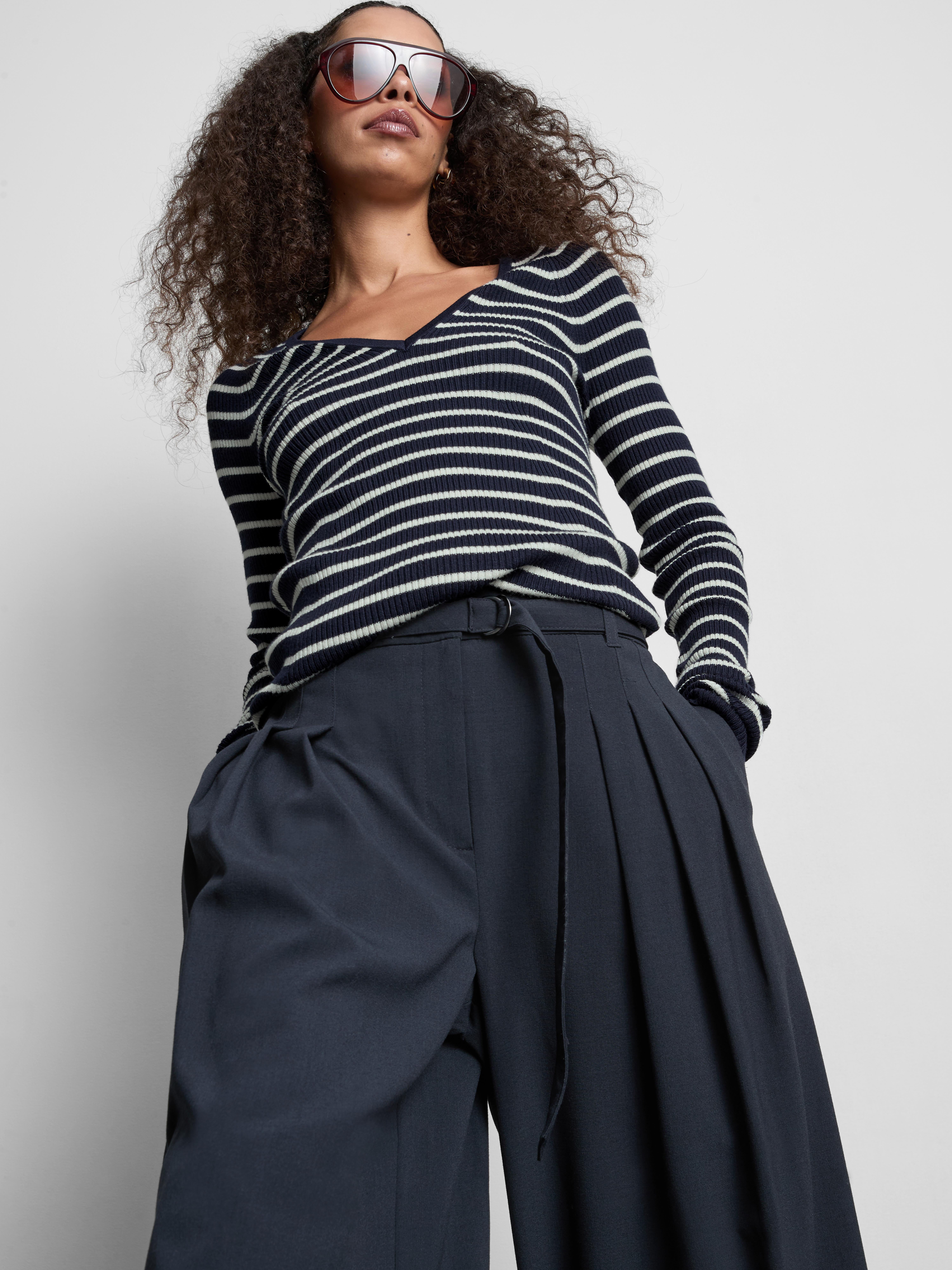Ribbed V-Neck Sweater Navy
