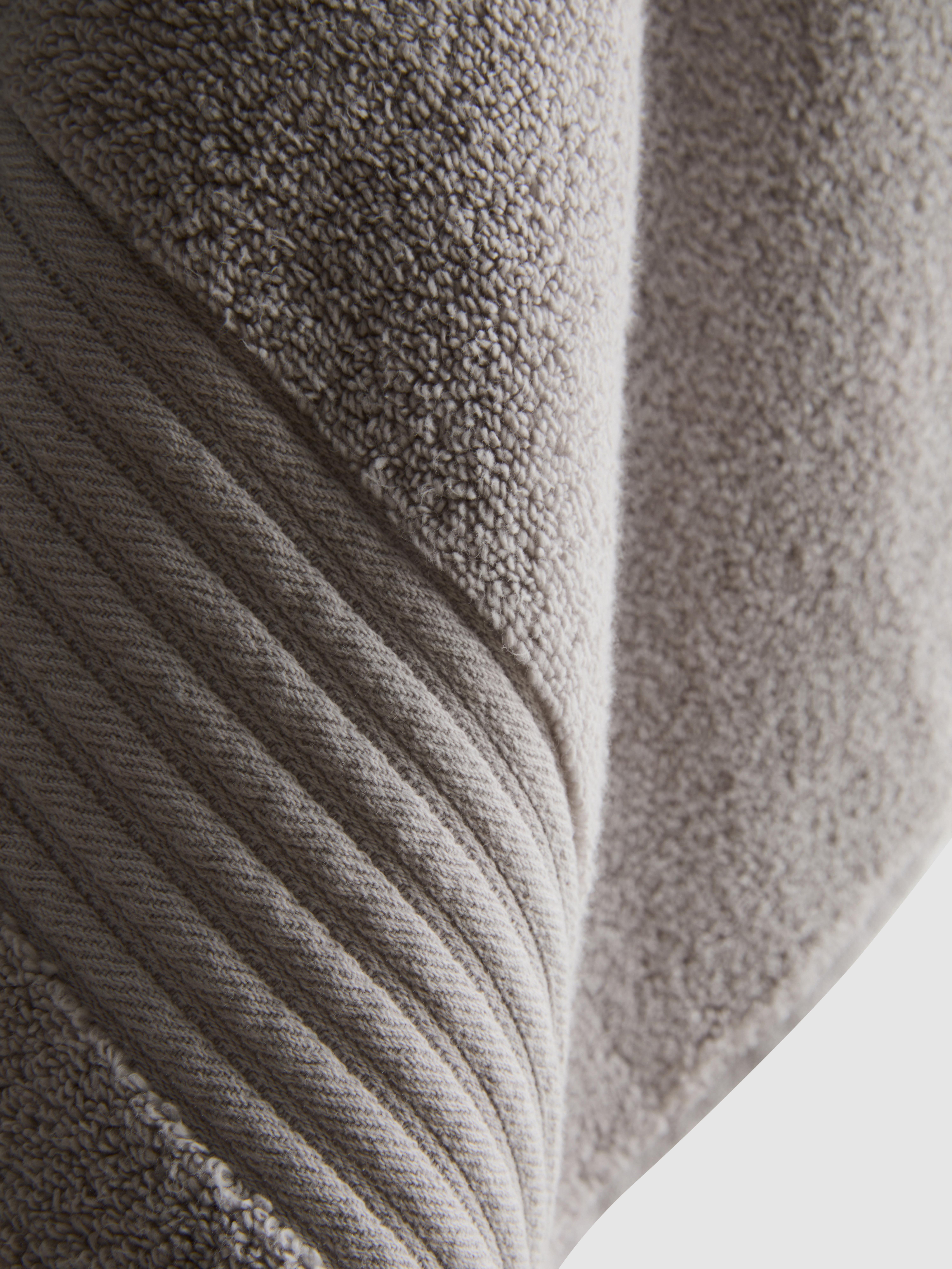 Ribbed Border Bath Towel