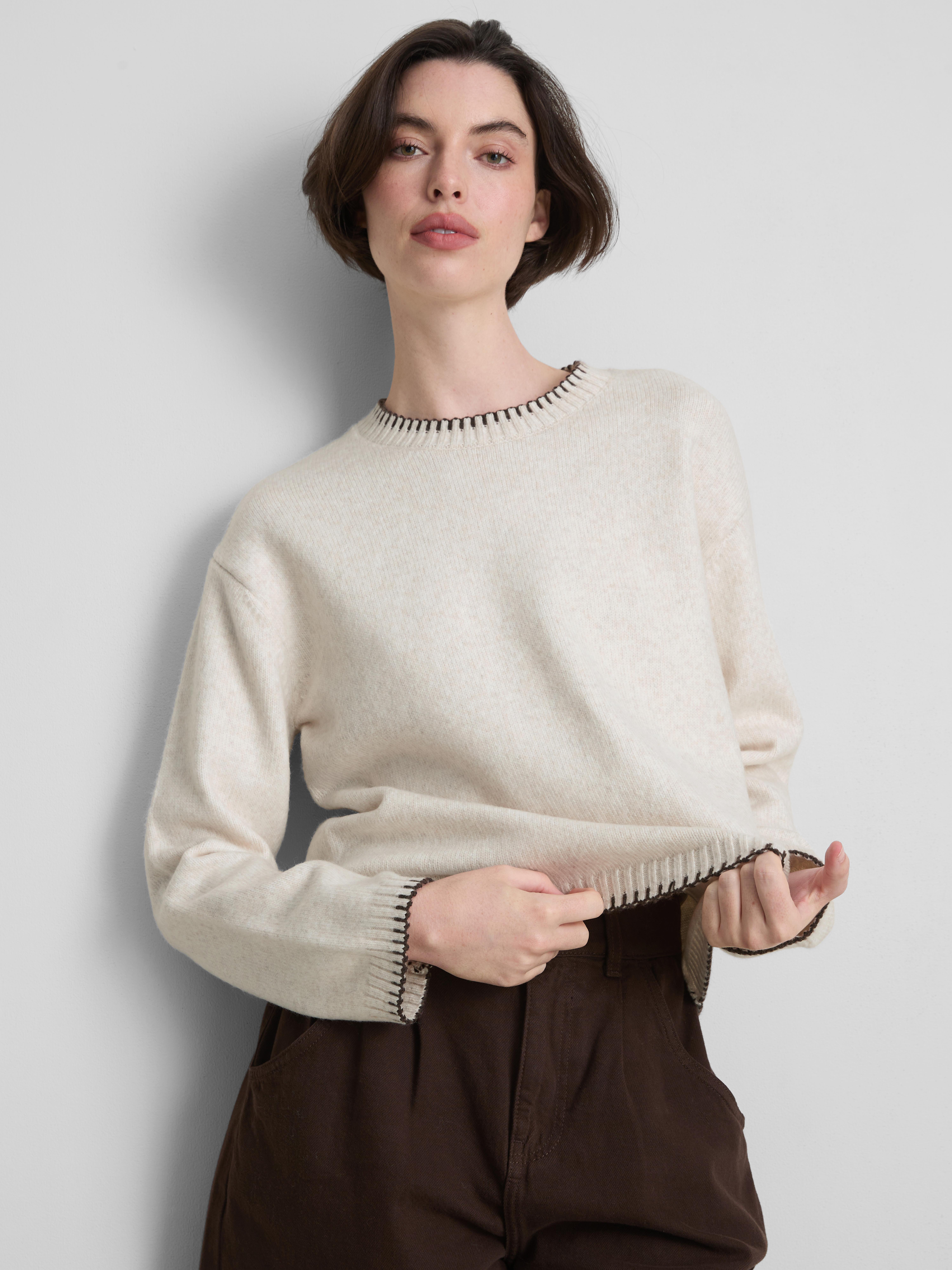 Pulover din tricot cu guler rotund și detalii de cusătură