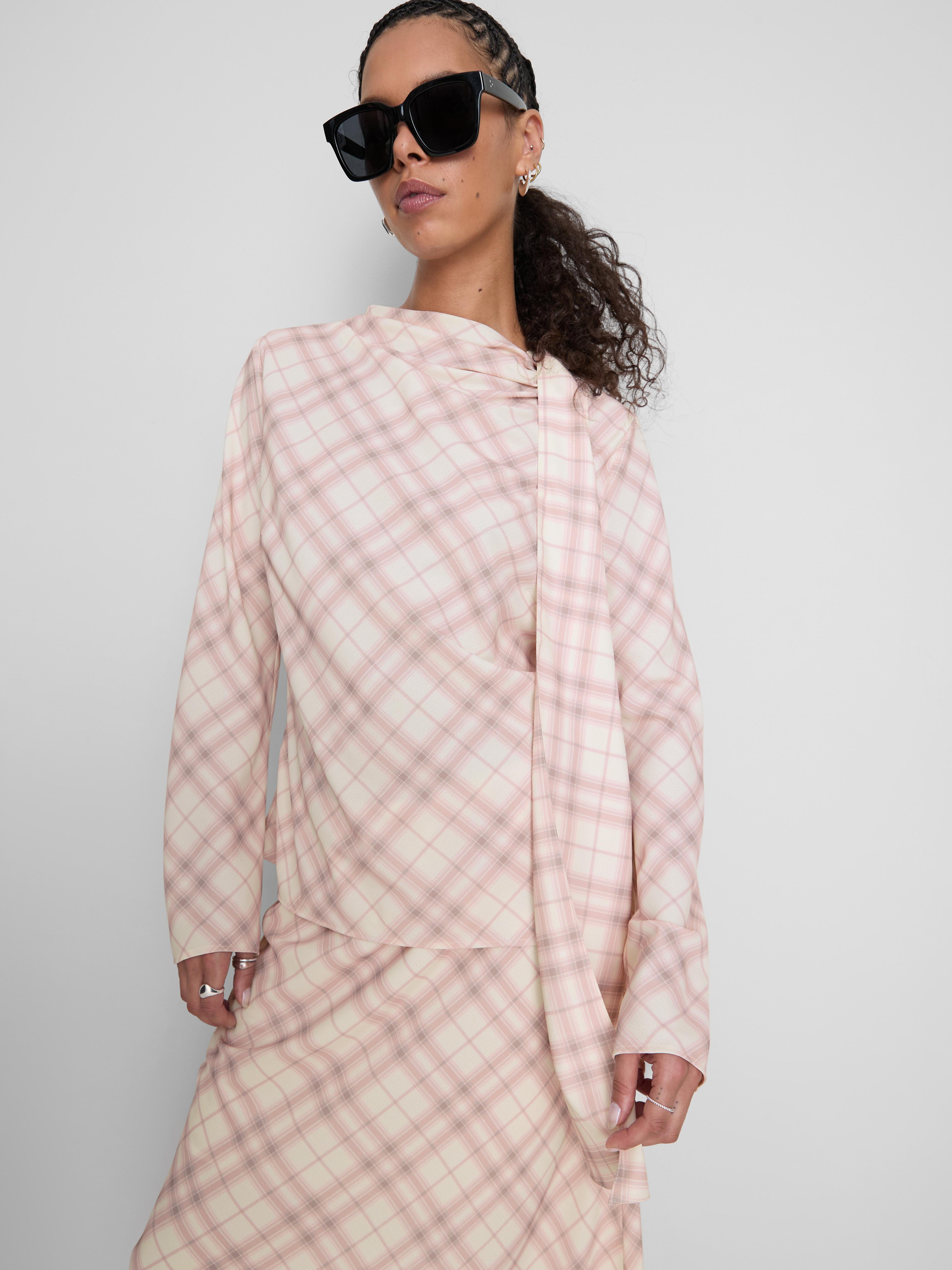Blusa de cuadros con detalle drapeado
