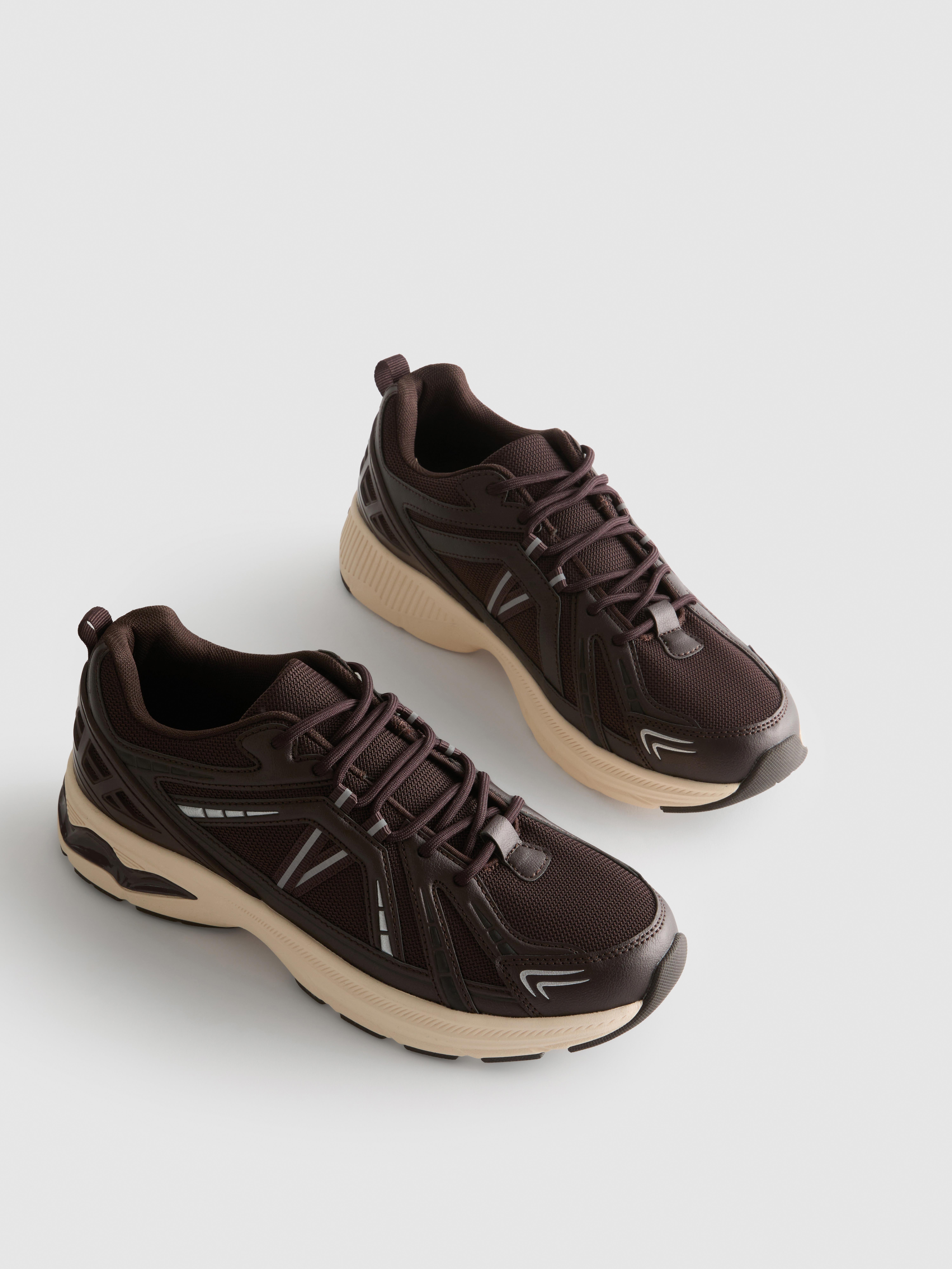 Retro-Sneaker mit mehreren Einsätzen