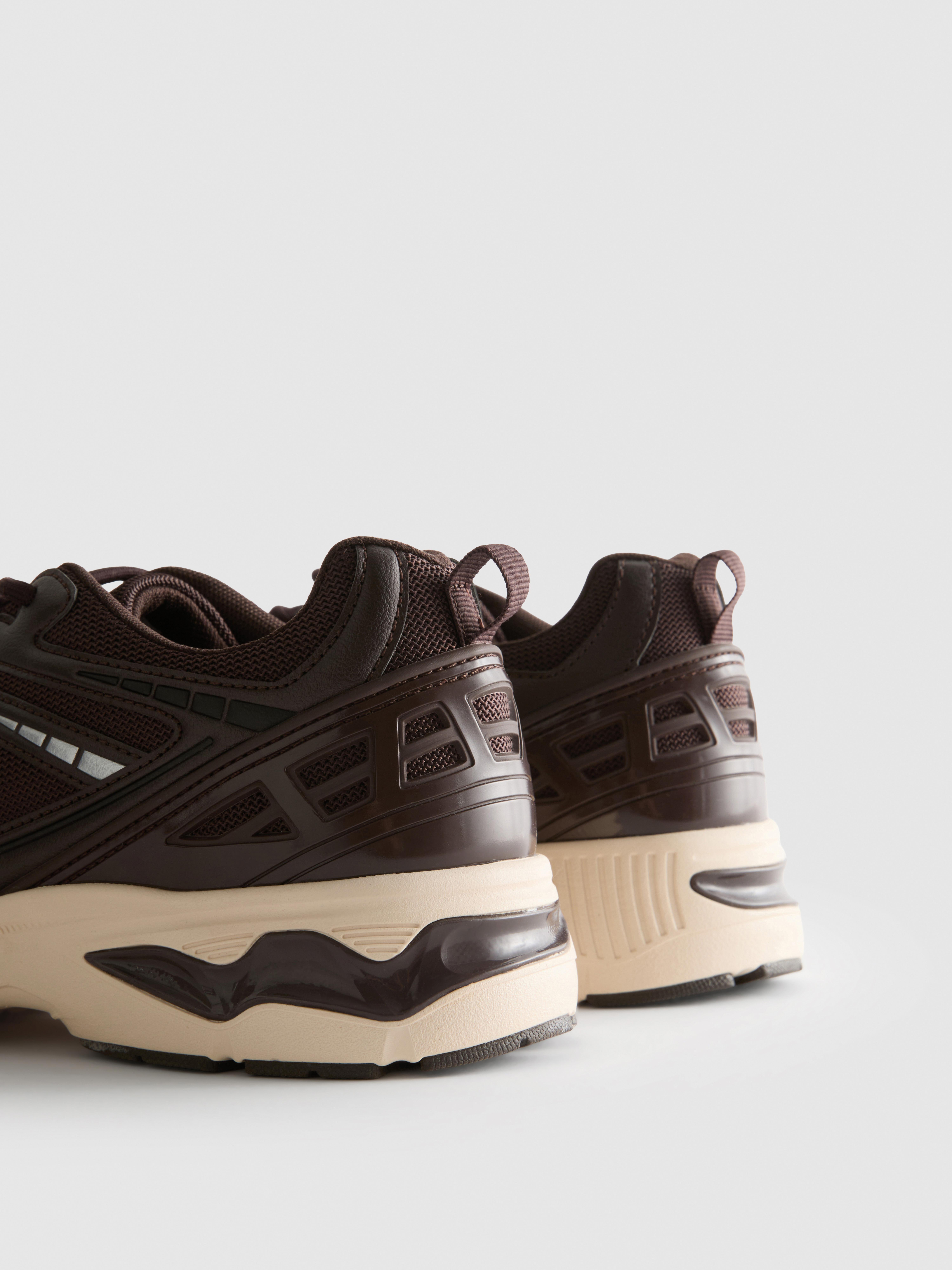 Retro-Sneaker mit mehreren Einsätzen