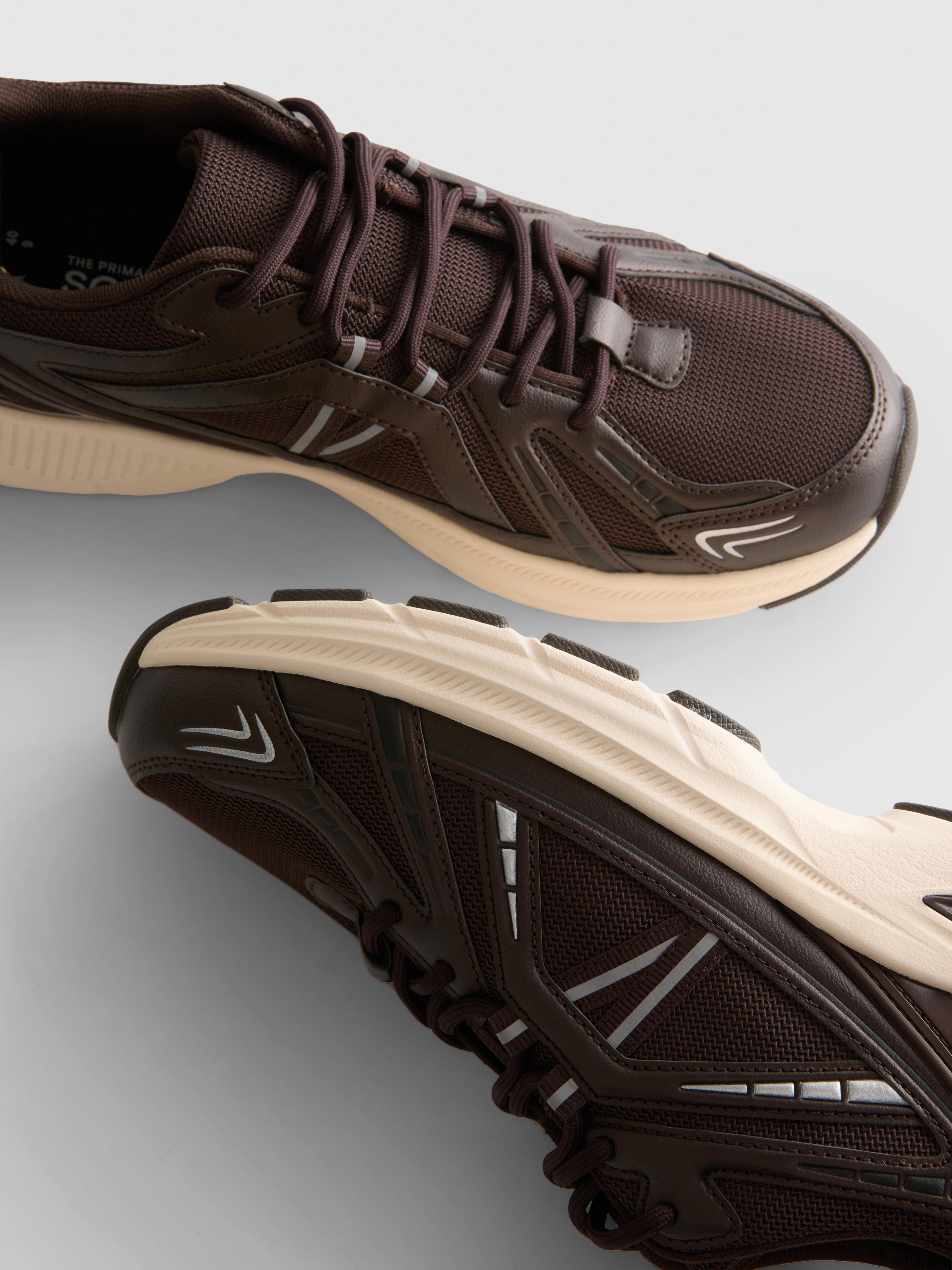 Retro-Sneaker mit mehreren Einsätzen