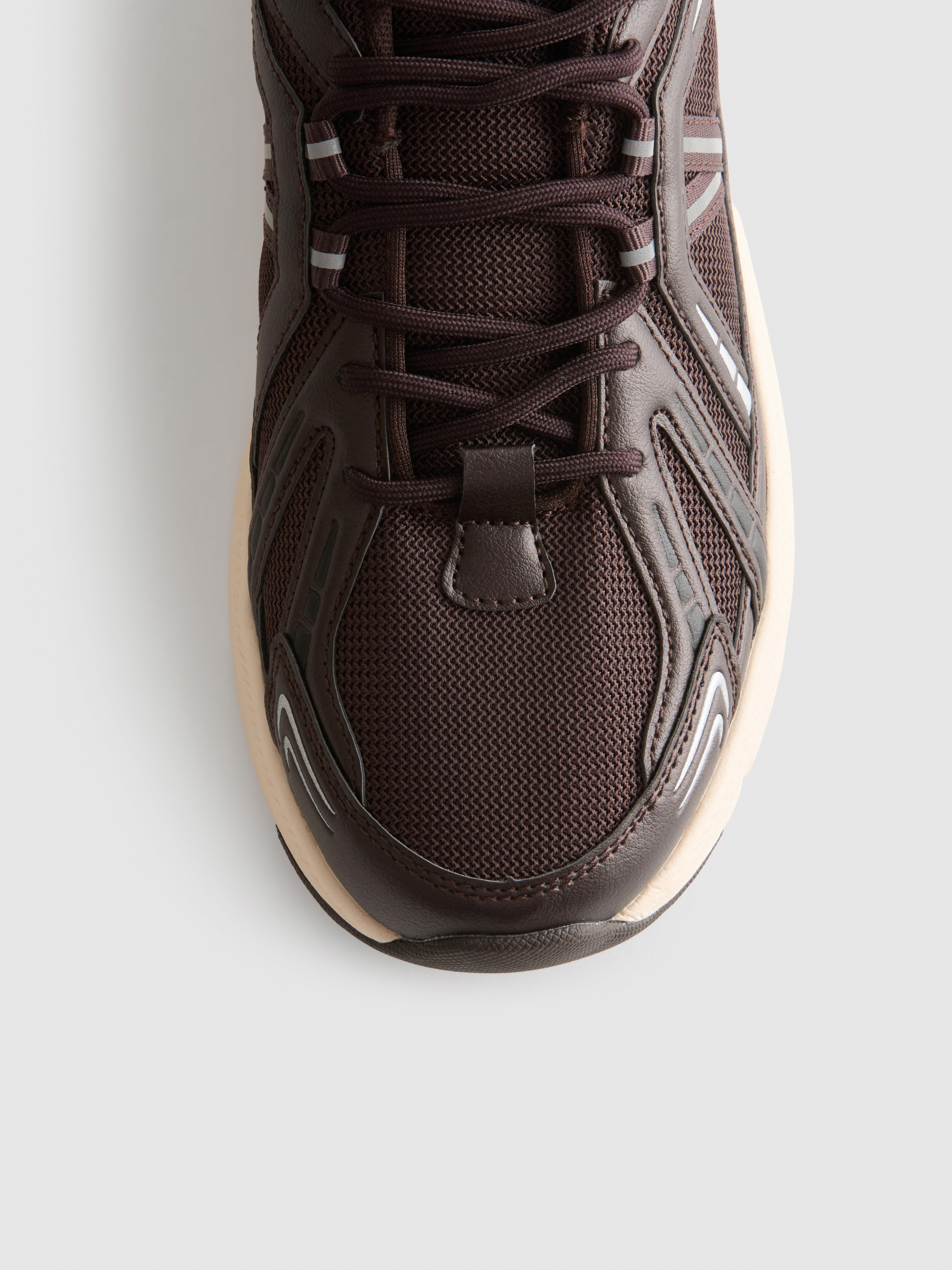 Retro-Sneaker mit mehreren Einsätzen