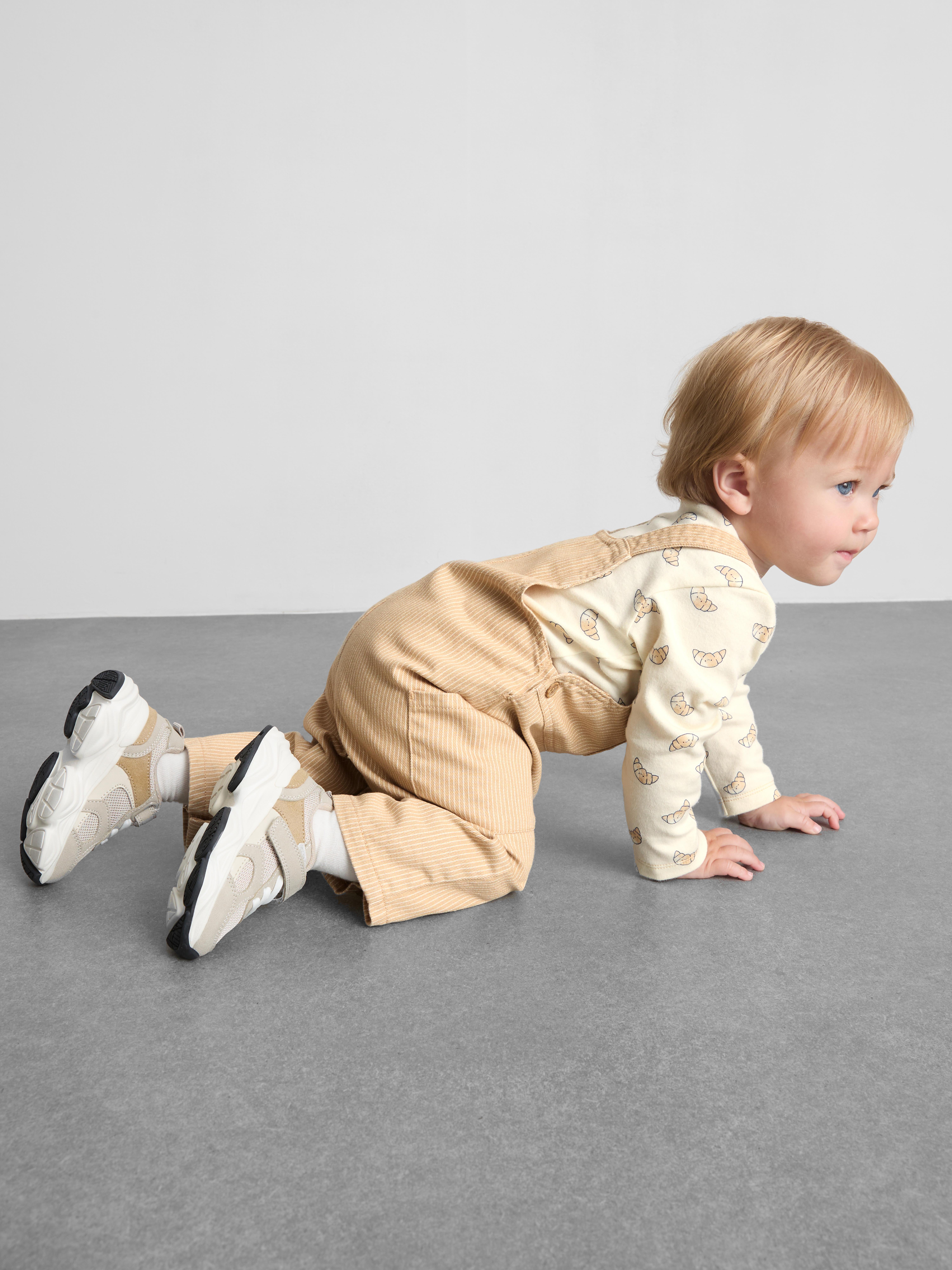 0-18mths | Croissant Graphic Onesie and Overalls Newborn Set
