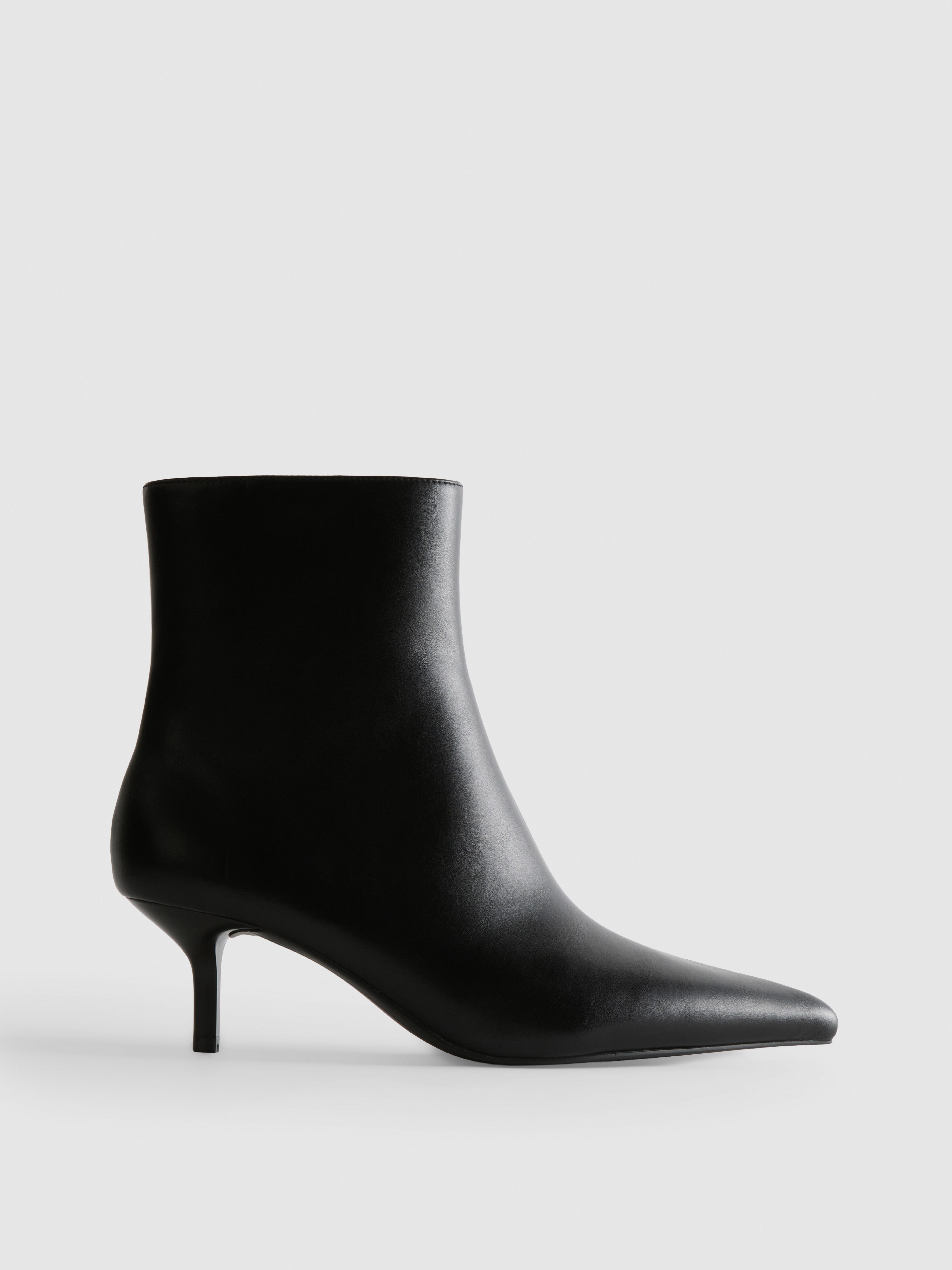 Botins pontiagudos salto médio imitação pele