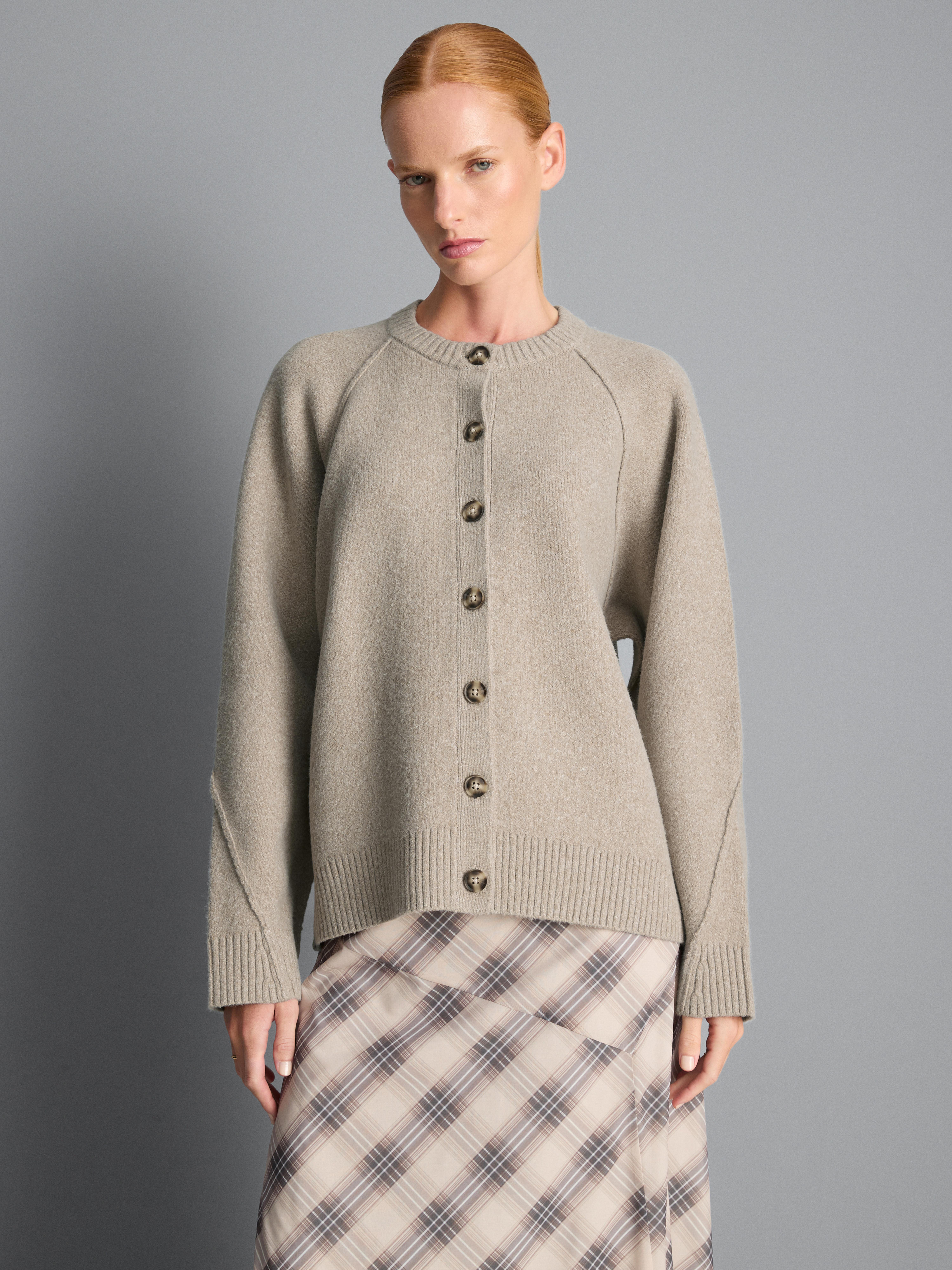 Sweter rozpinany z ozdobnym szwem