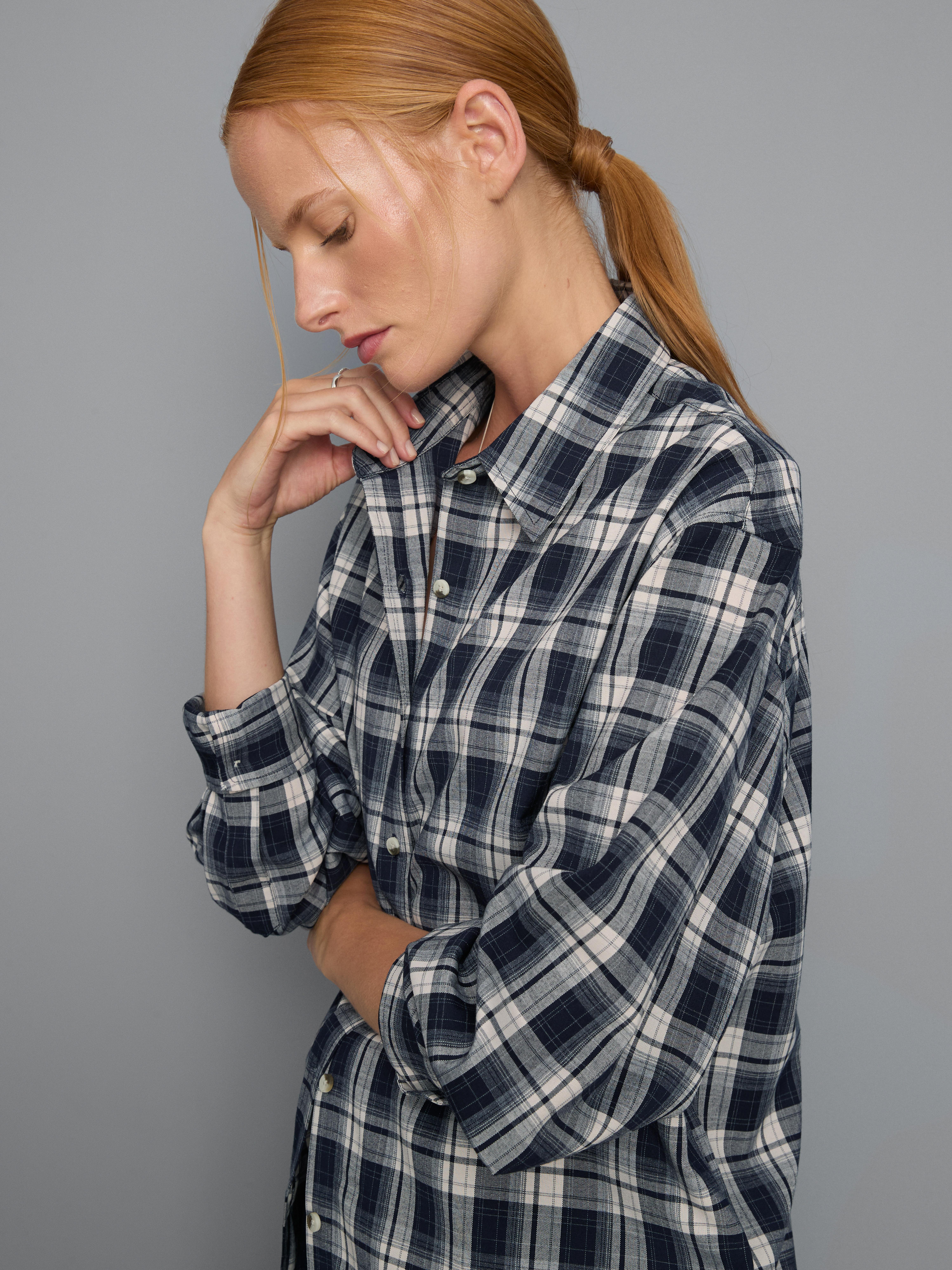 Chemise à carreaux et manches longues