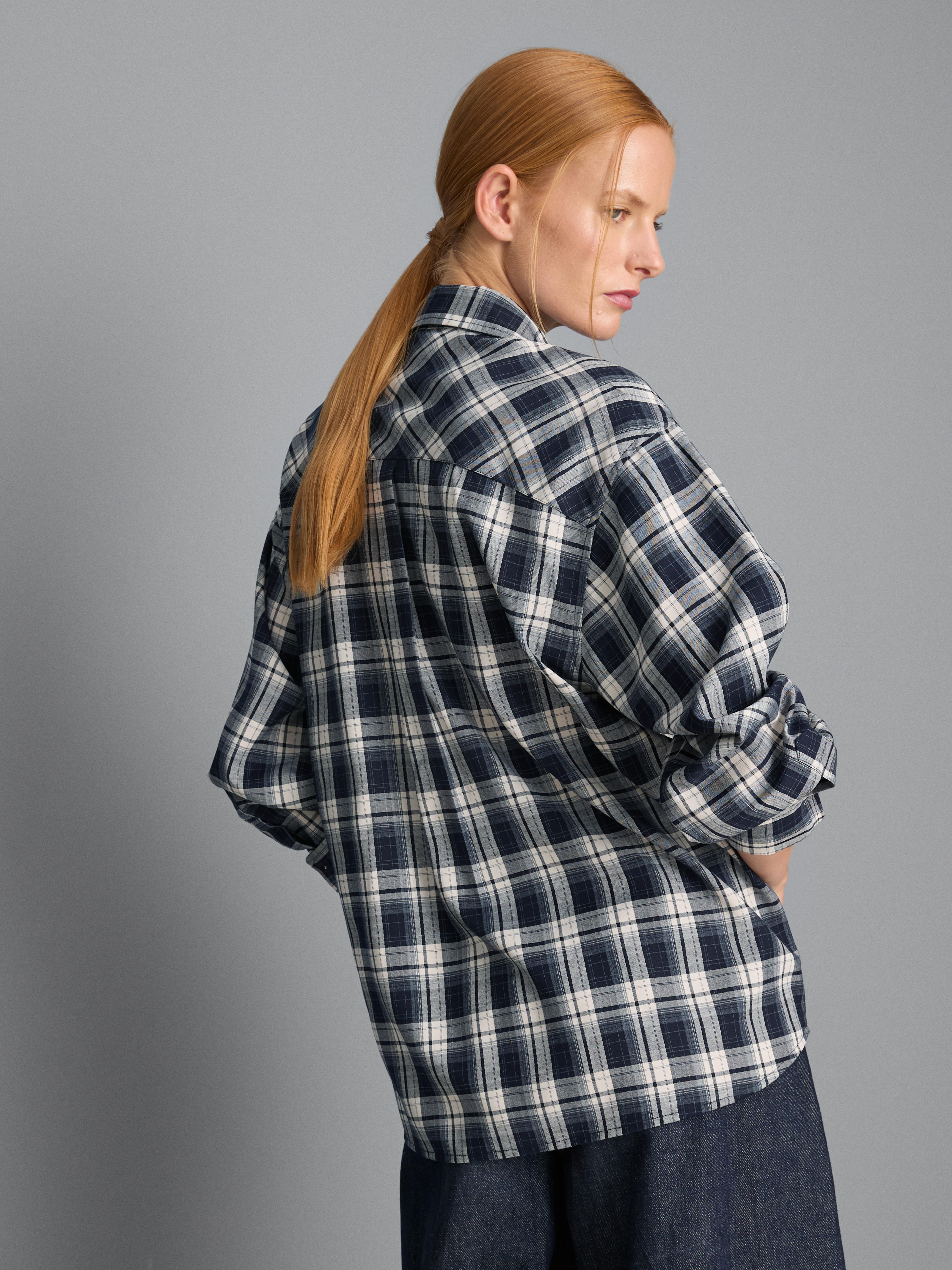 Chemise à carreaux et manches longues