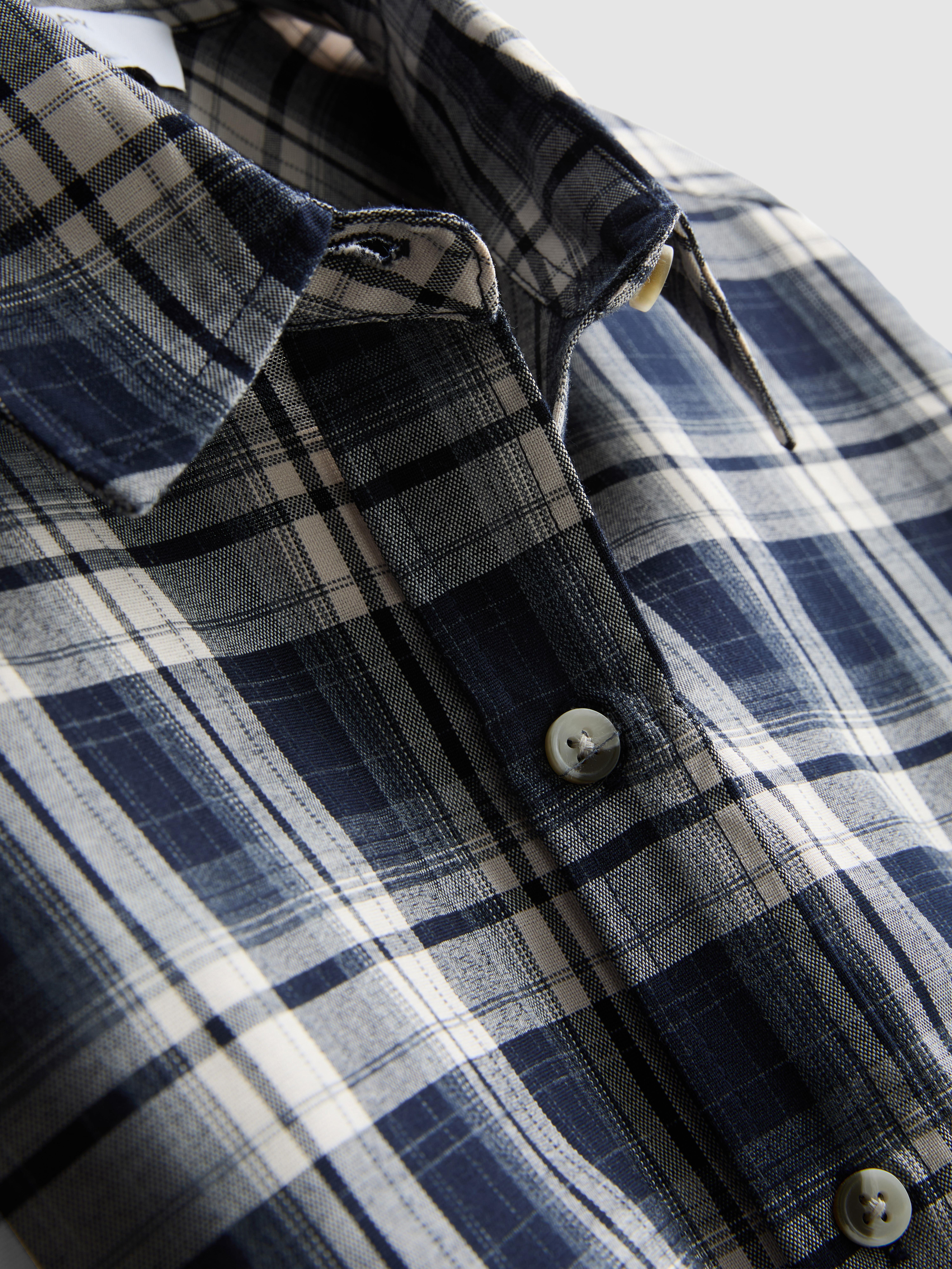 Chemise à carreaux et manches longues
