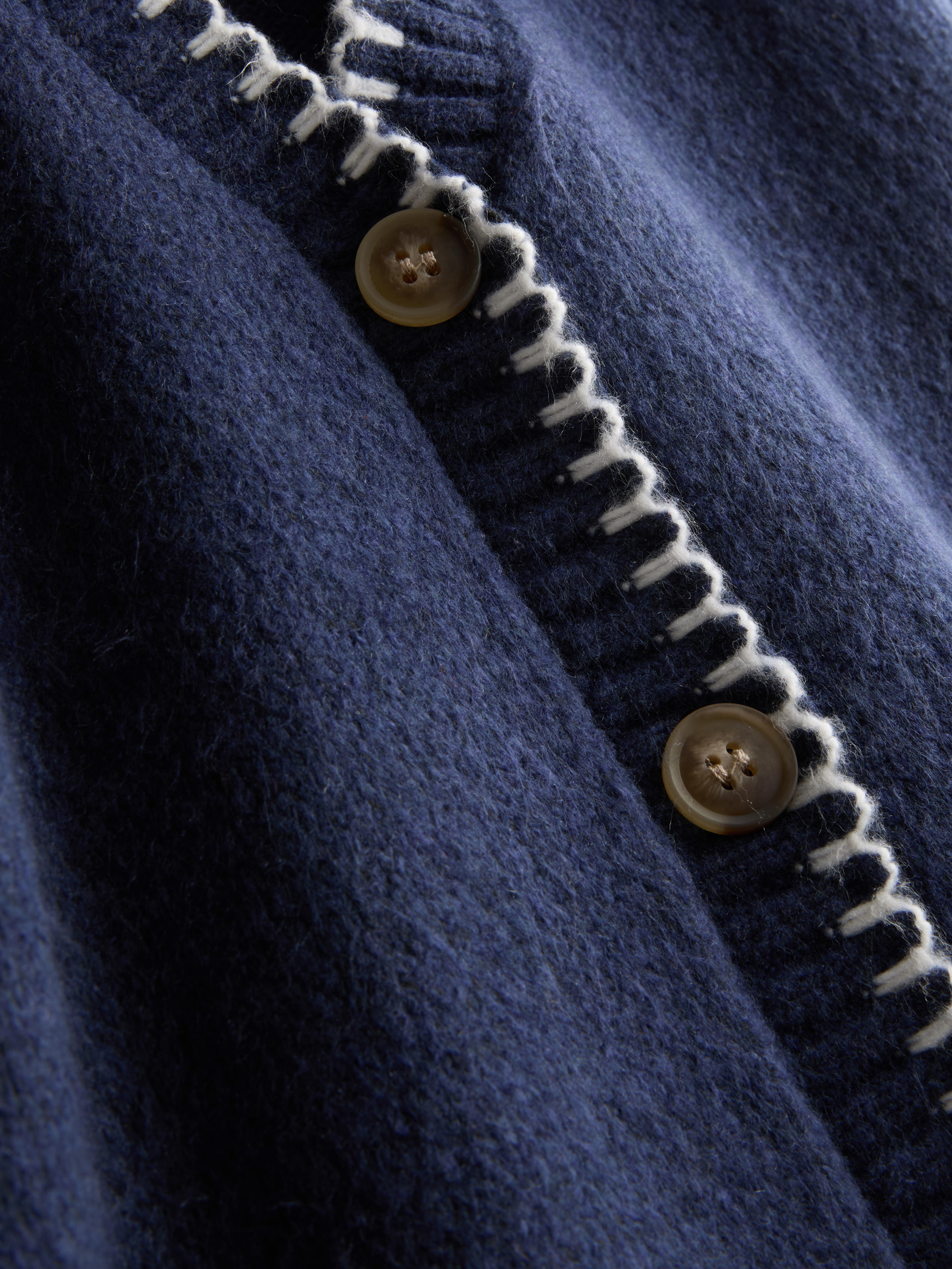 Miękki sweter rozpinany z ozdobnym obszyciem