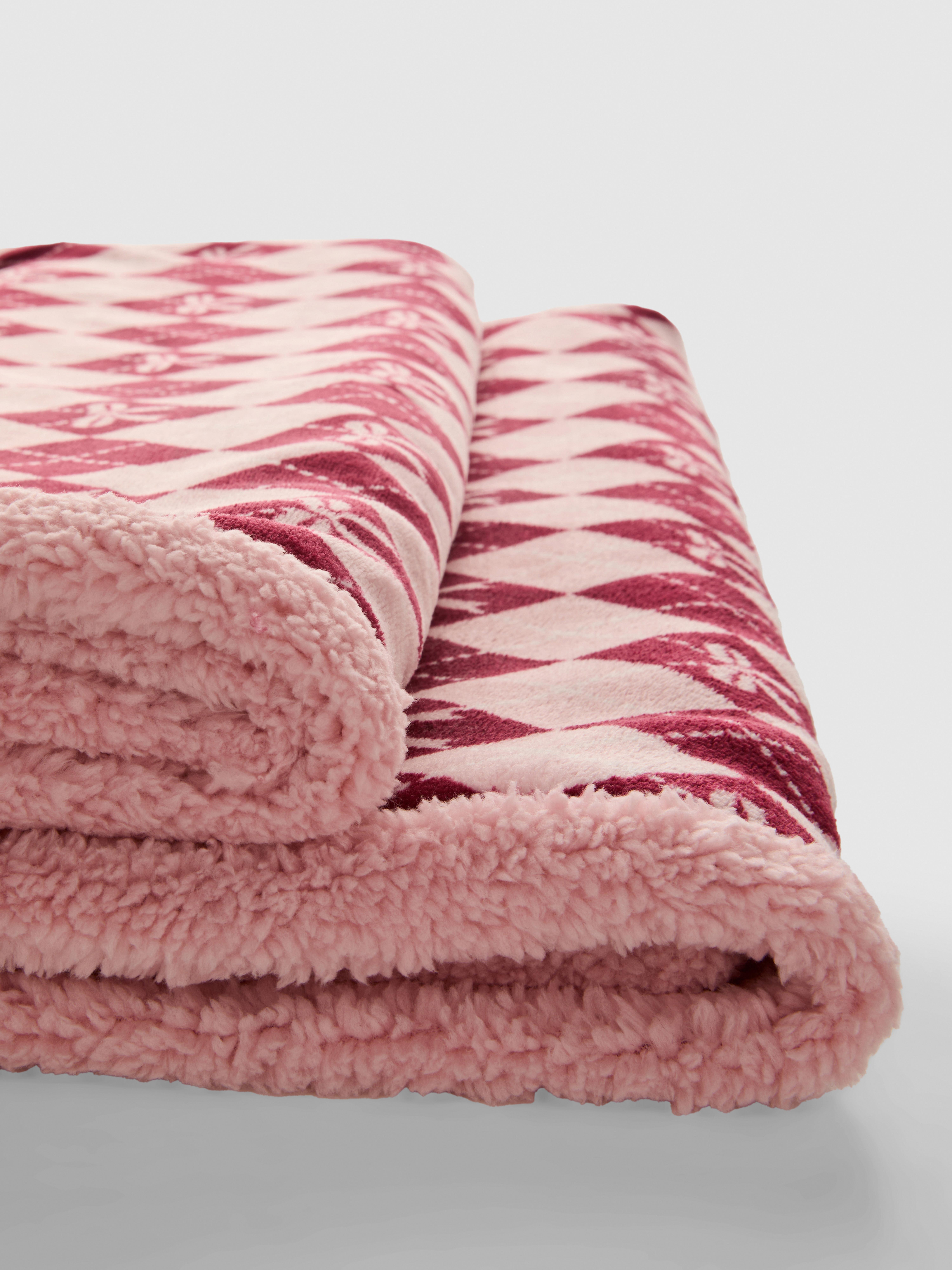 Argyle Bow Throw