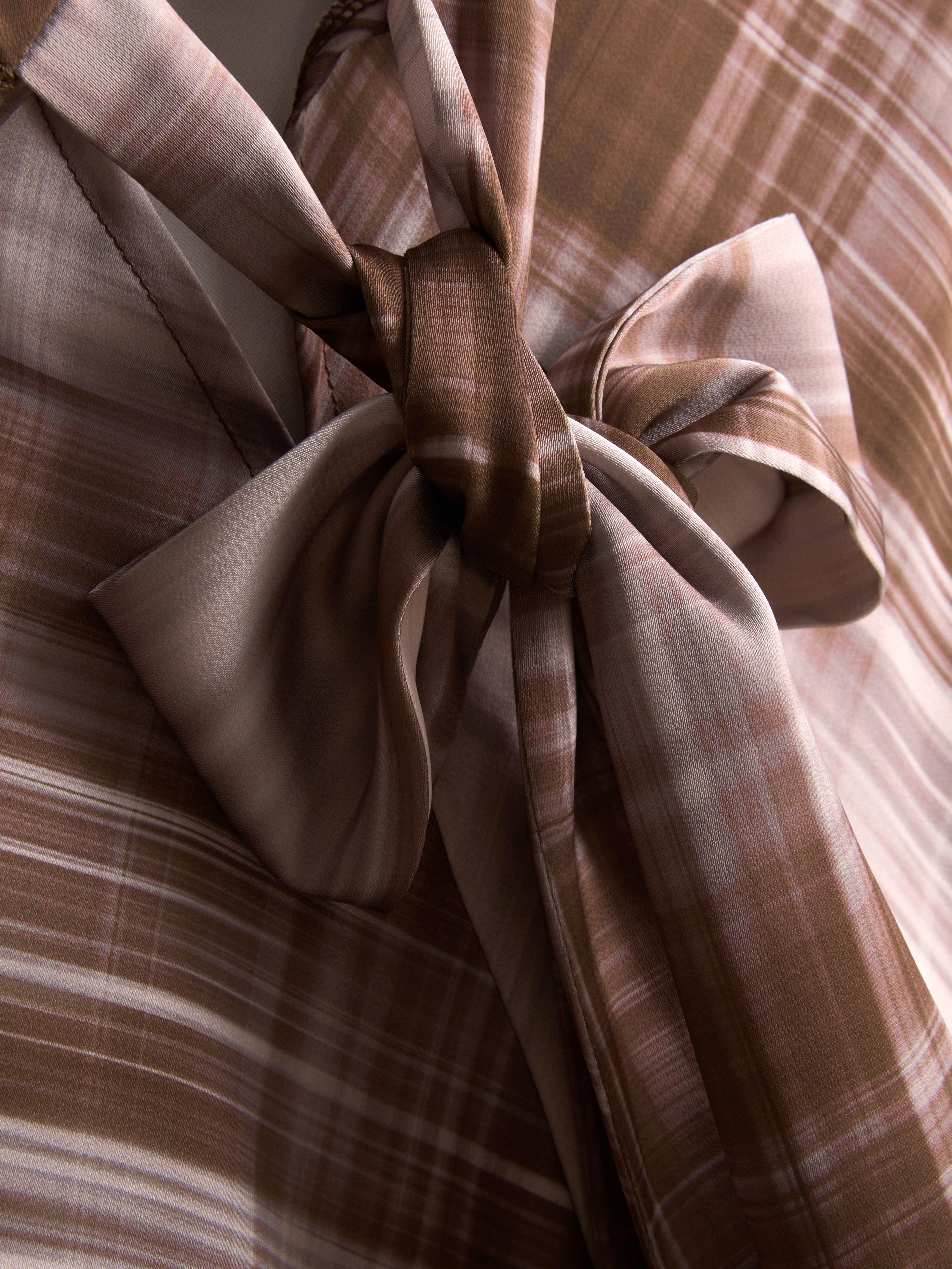 Geruite satijnen blouse met striksluiting