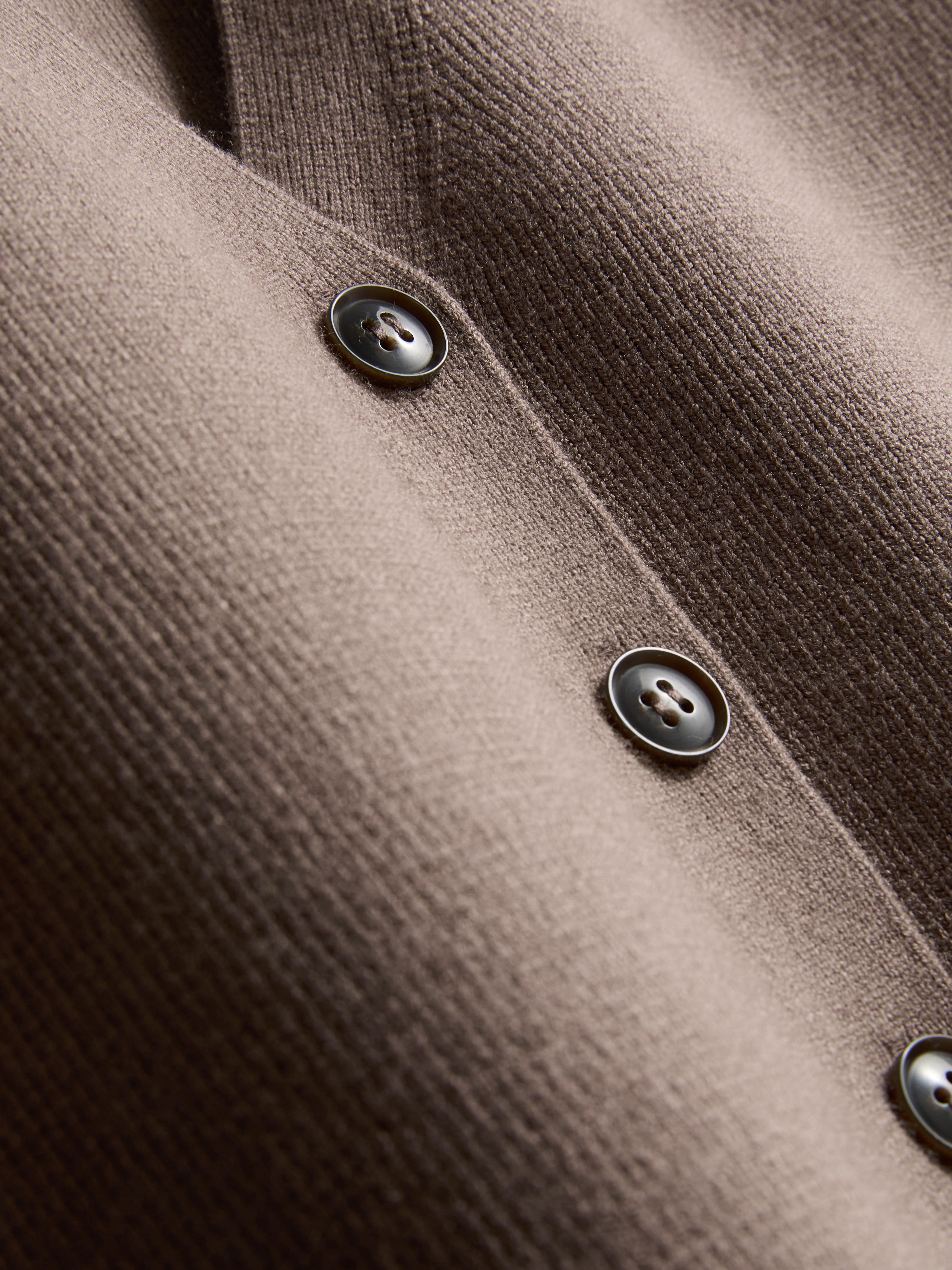 Gebreid mouwloos peplum-gilet The Edit