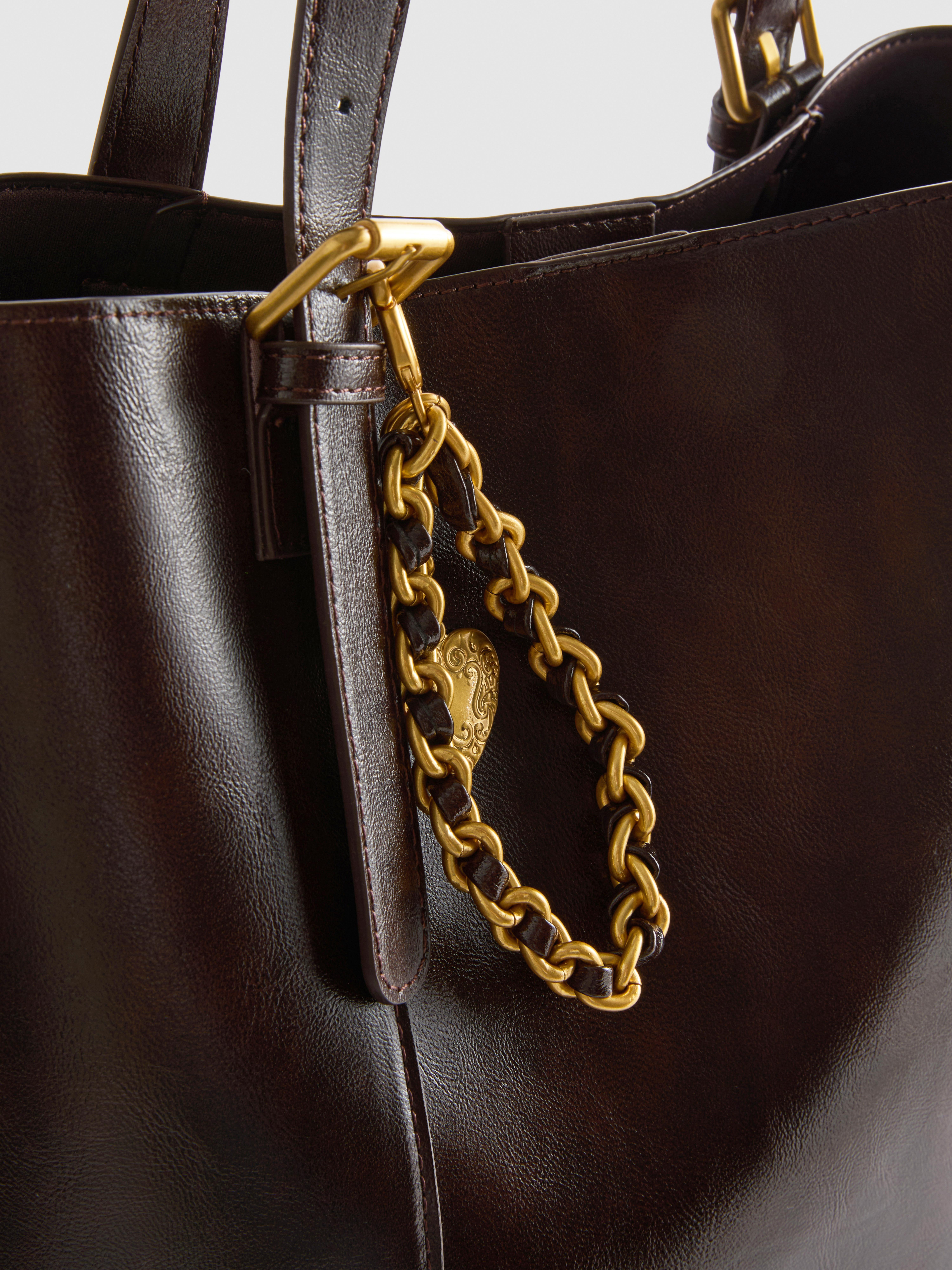 Charm Detail Shopper
