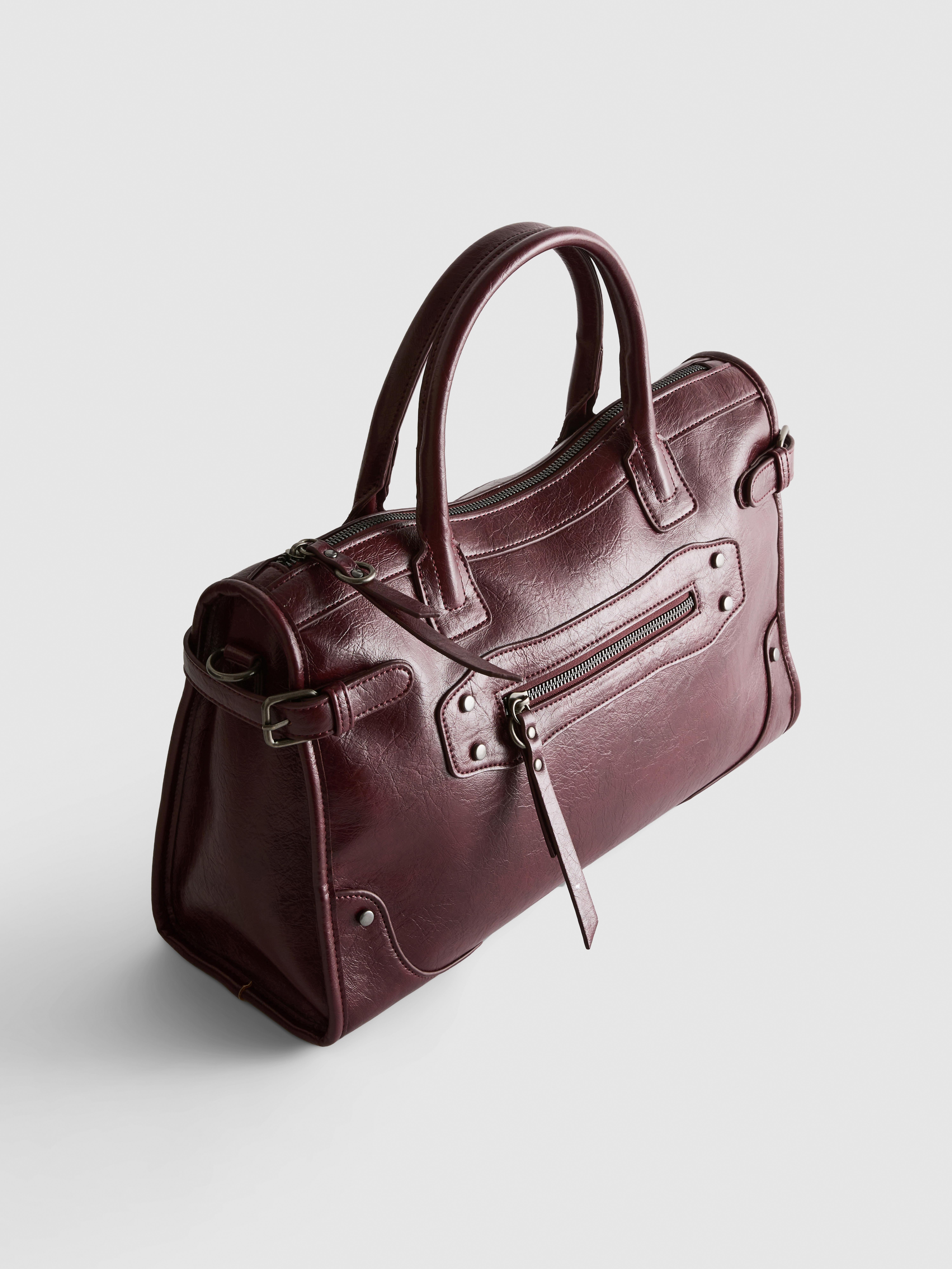 Tasche mit Tragegriff und Schnalle