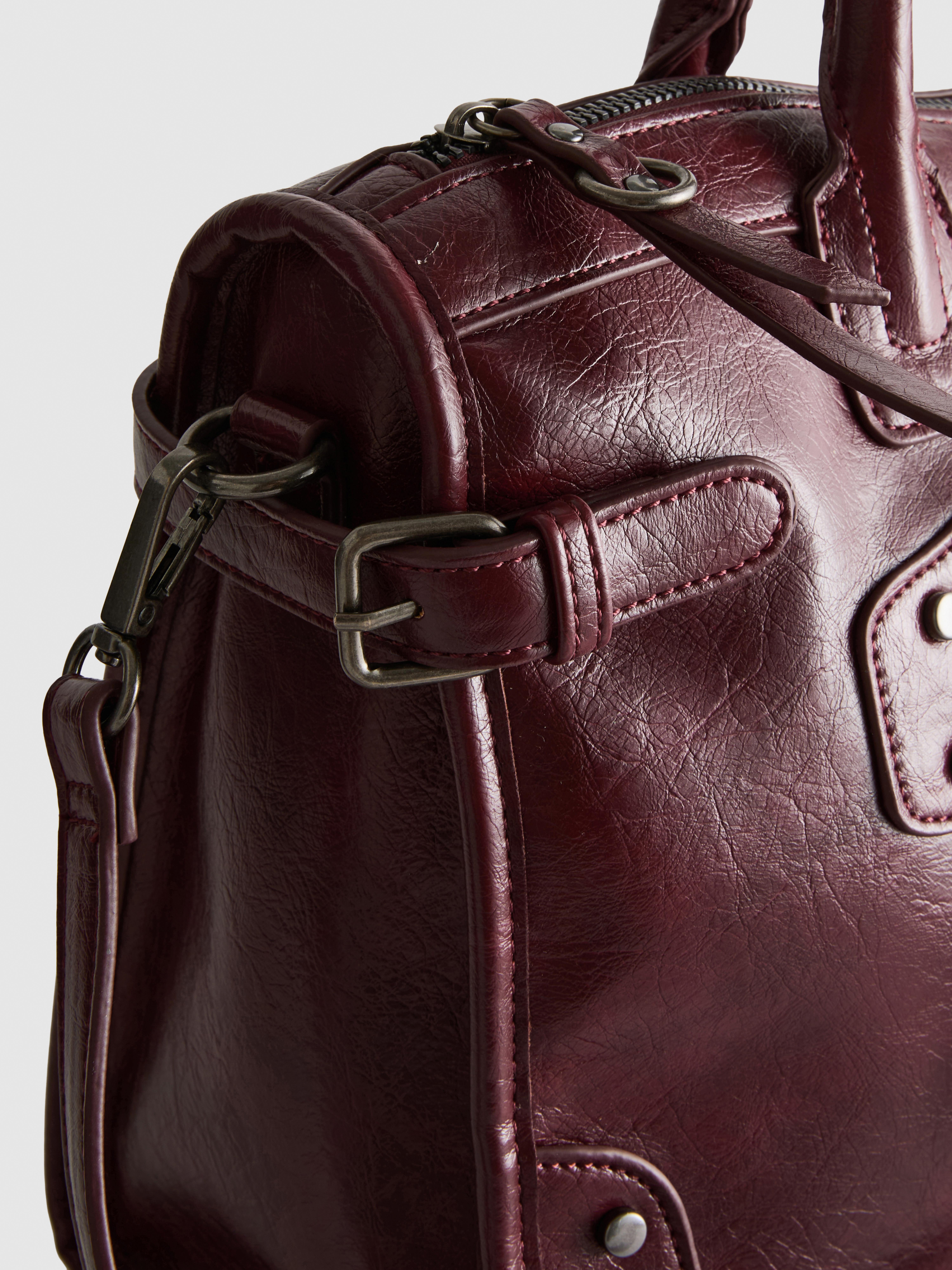 Tasche mit Tragegriff und Schnalle