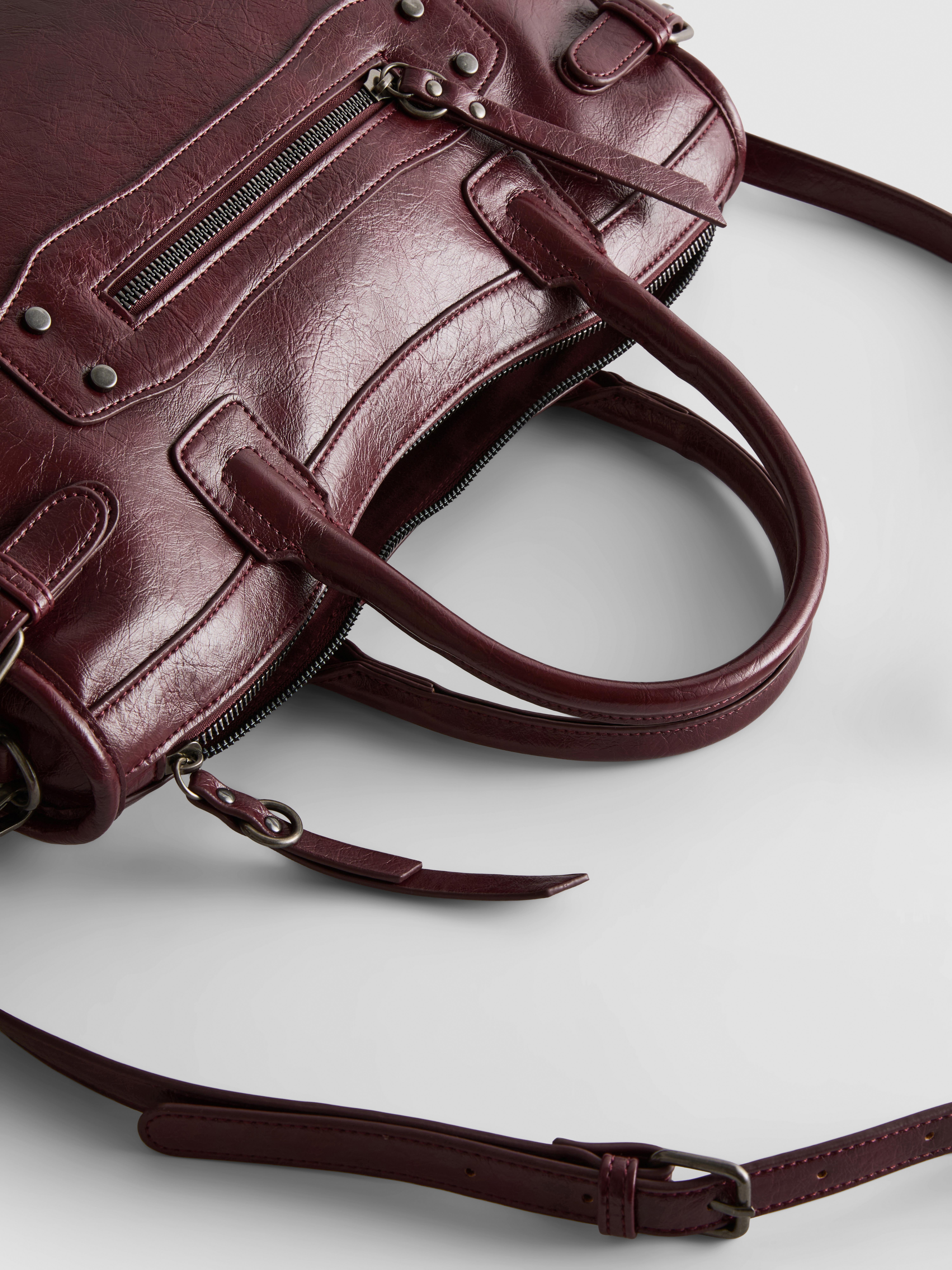 Tasche mit Tragegriff und Schnalle