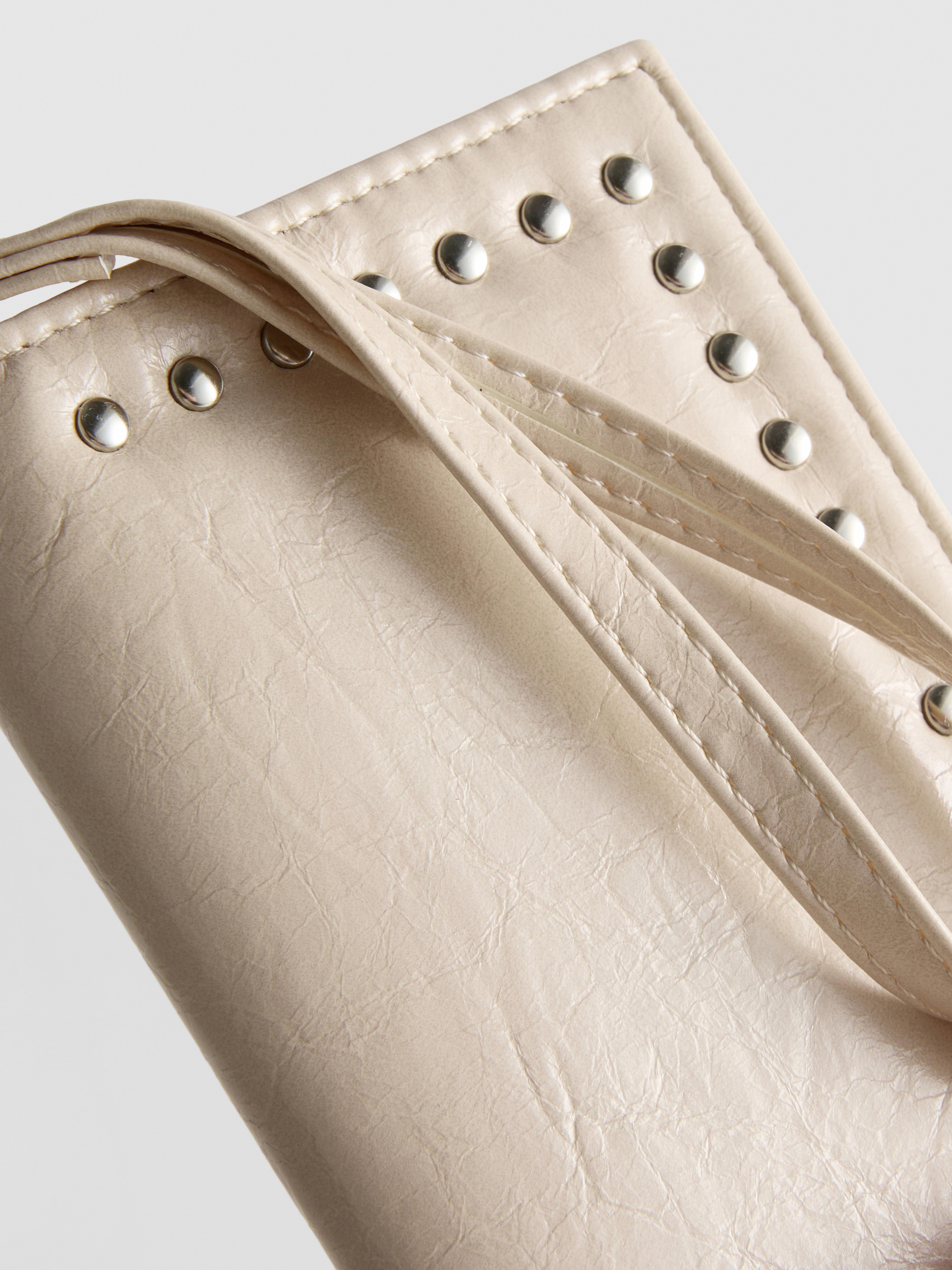 Carteira detalhes tachas