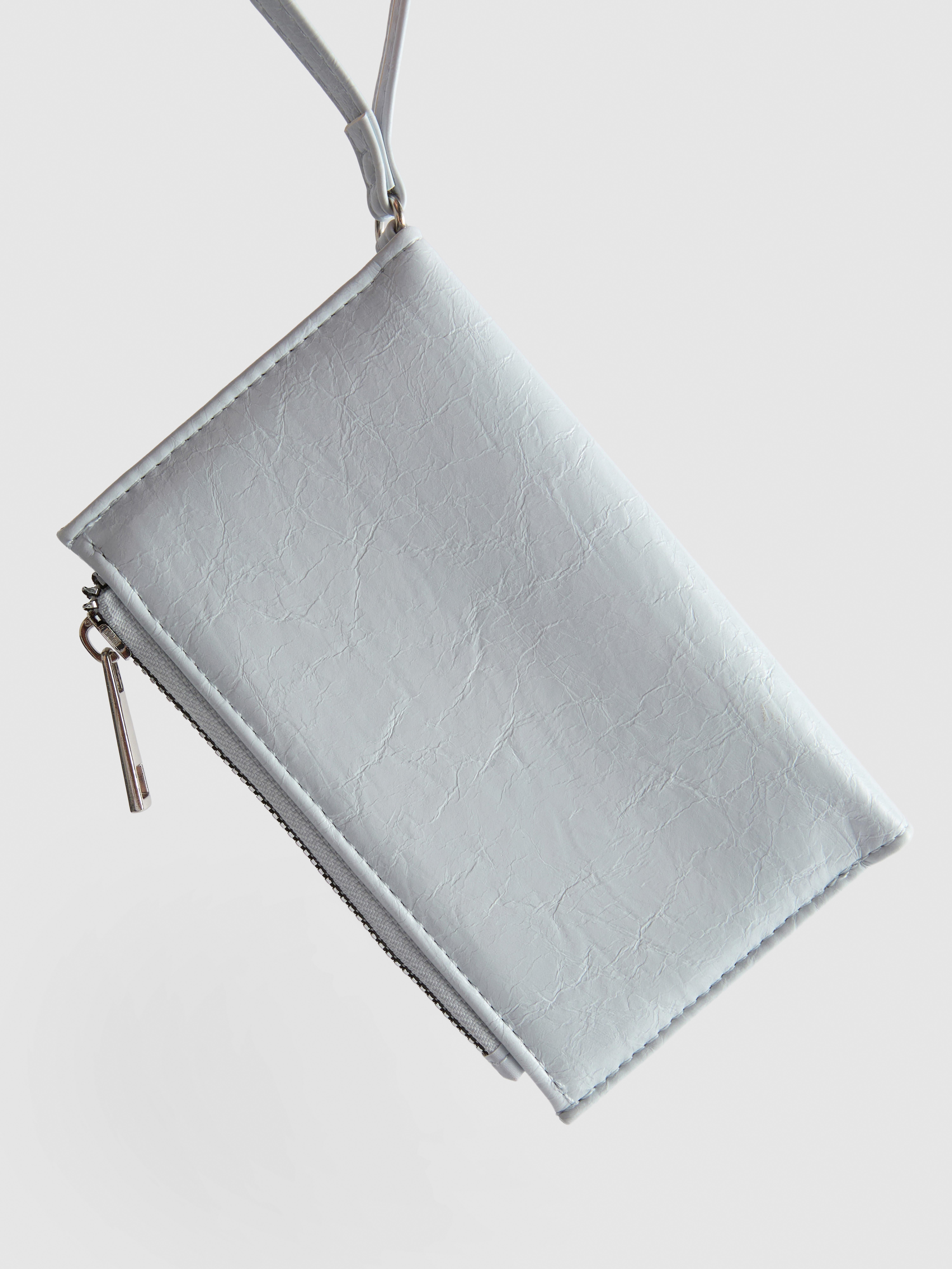 Cartera con detalle de tachuelas