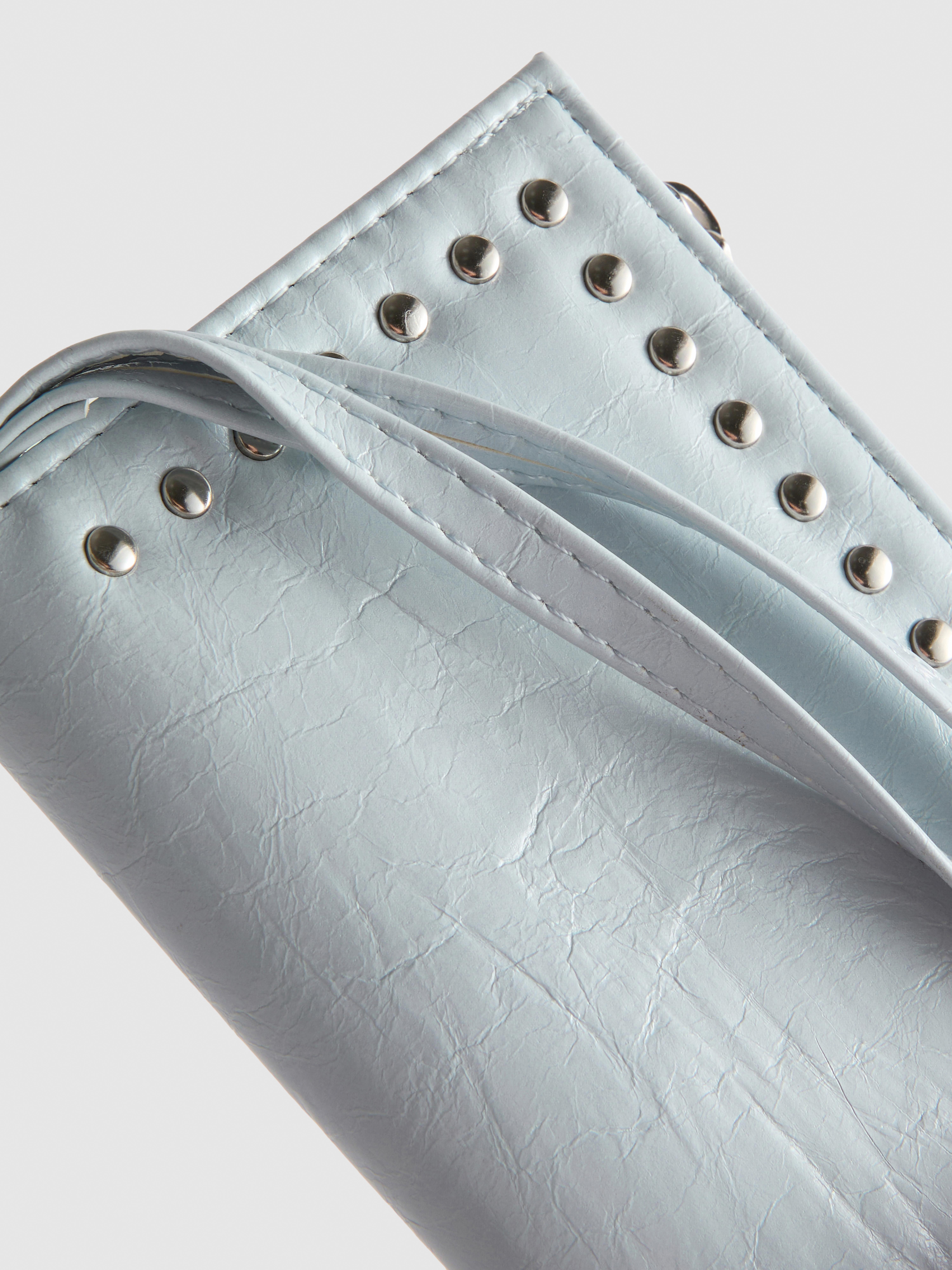 Cartera con detalle de tachuelas