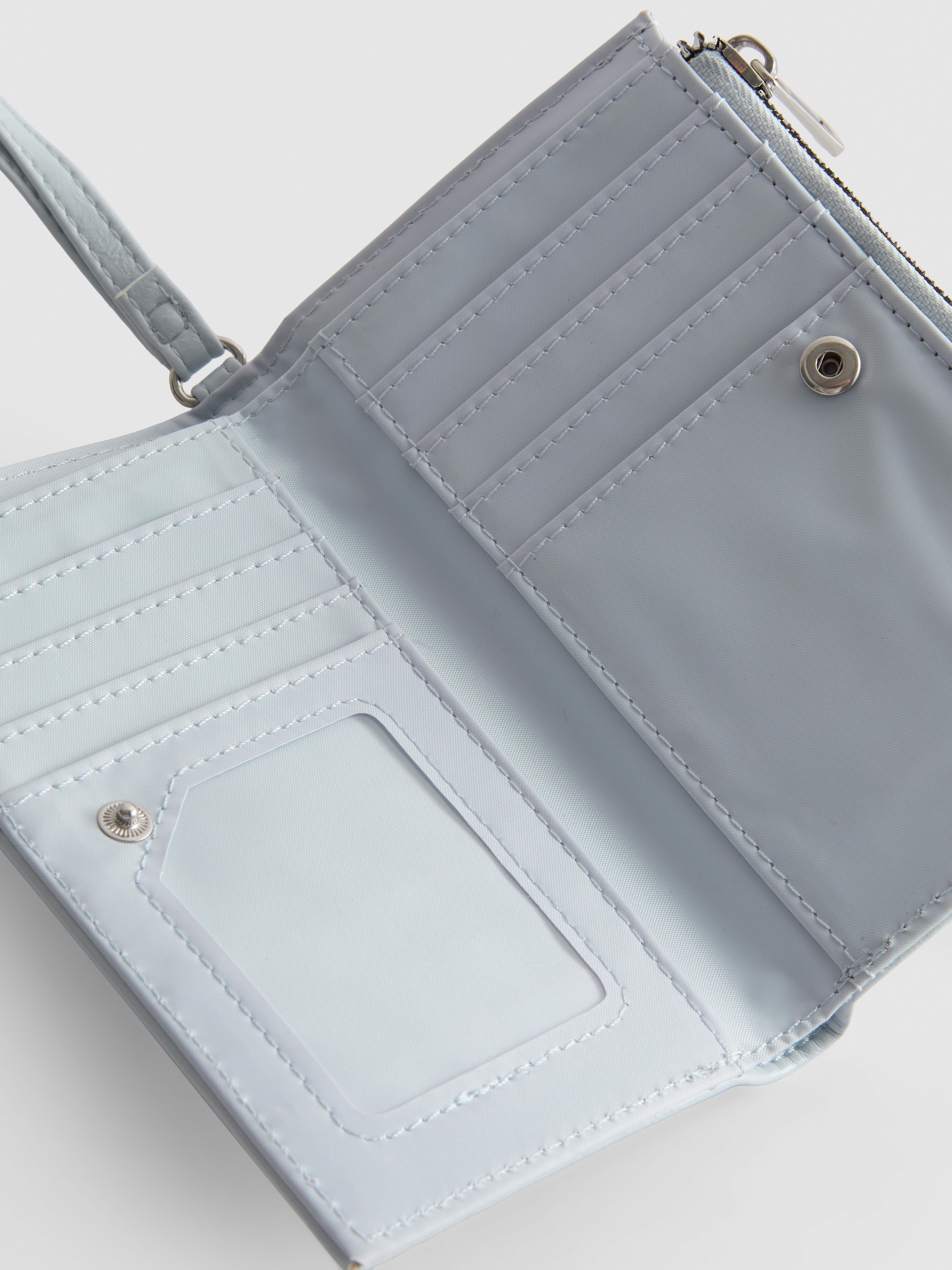 Cartera con detalle de tachuelas