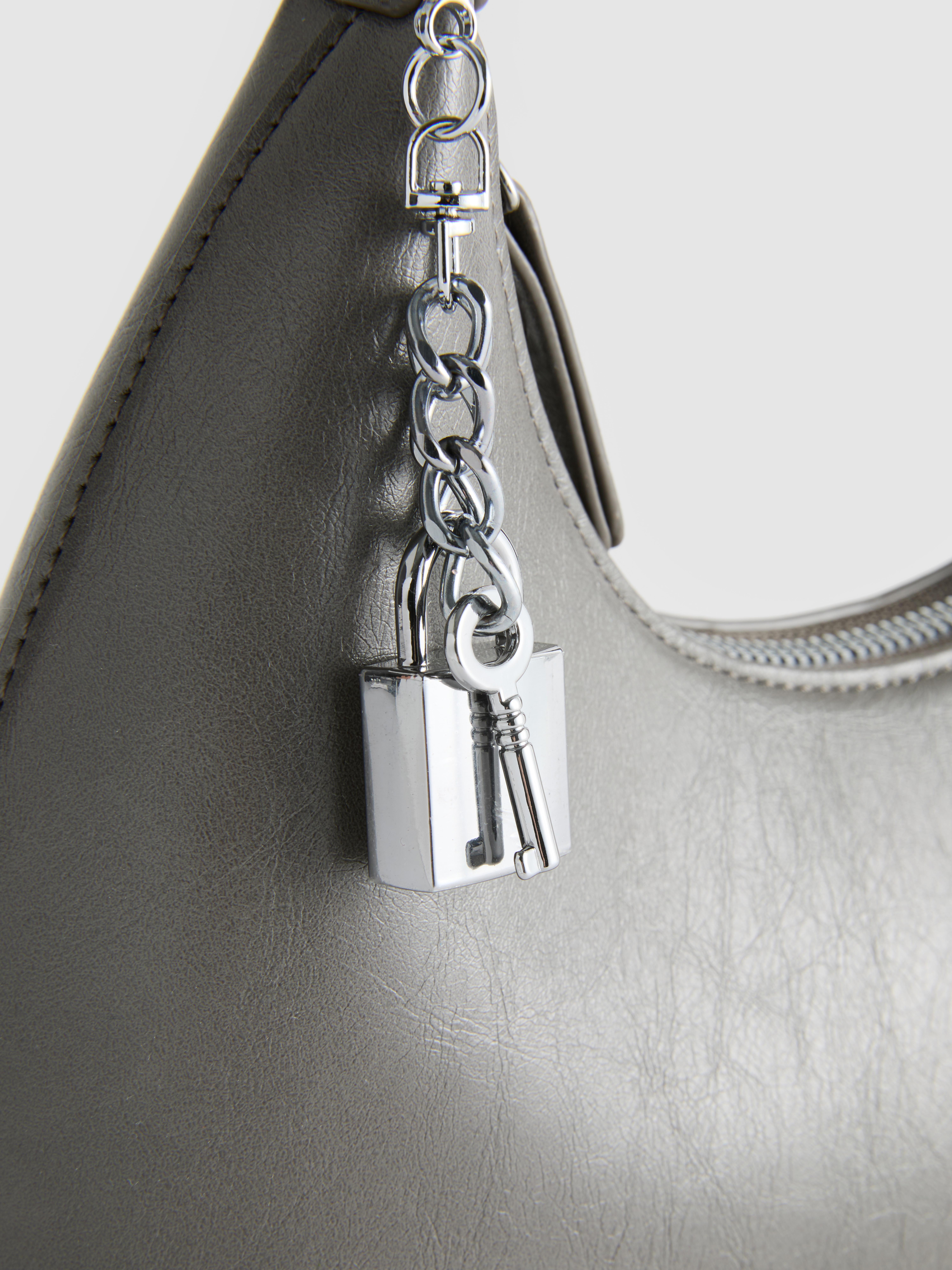 Sac bandoulière à breloques cadenas