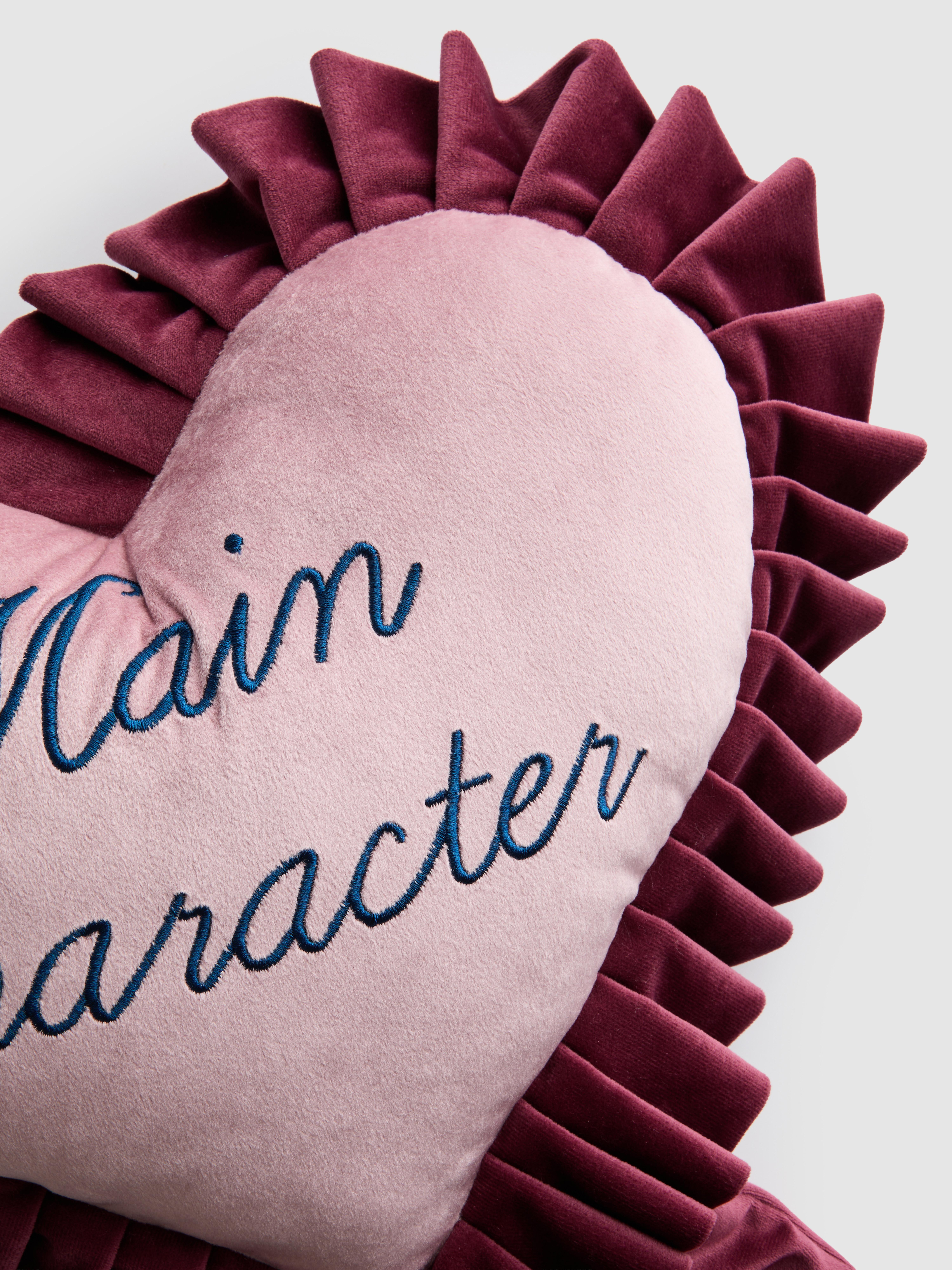 Cojín en forma de corazón con eslogan «Main Character»