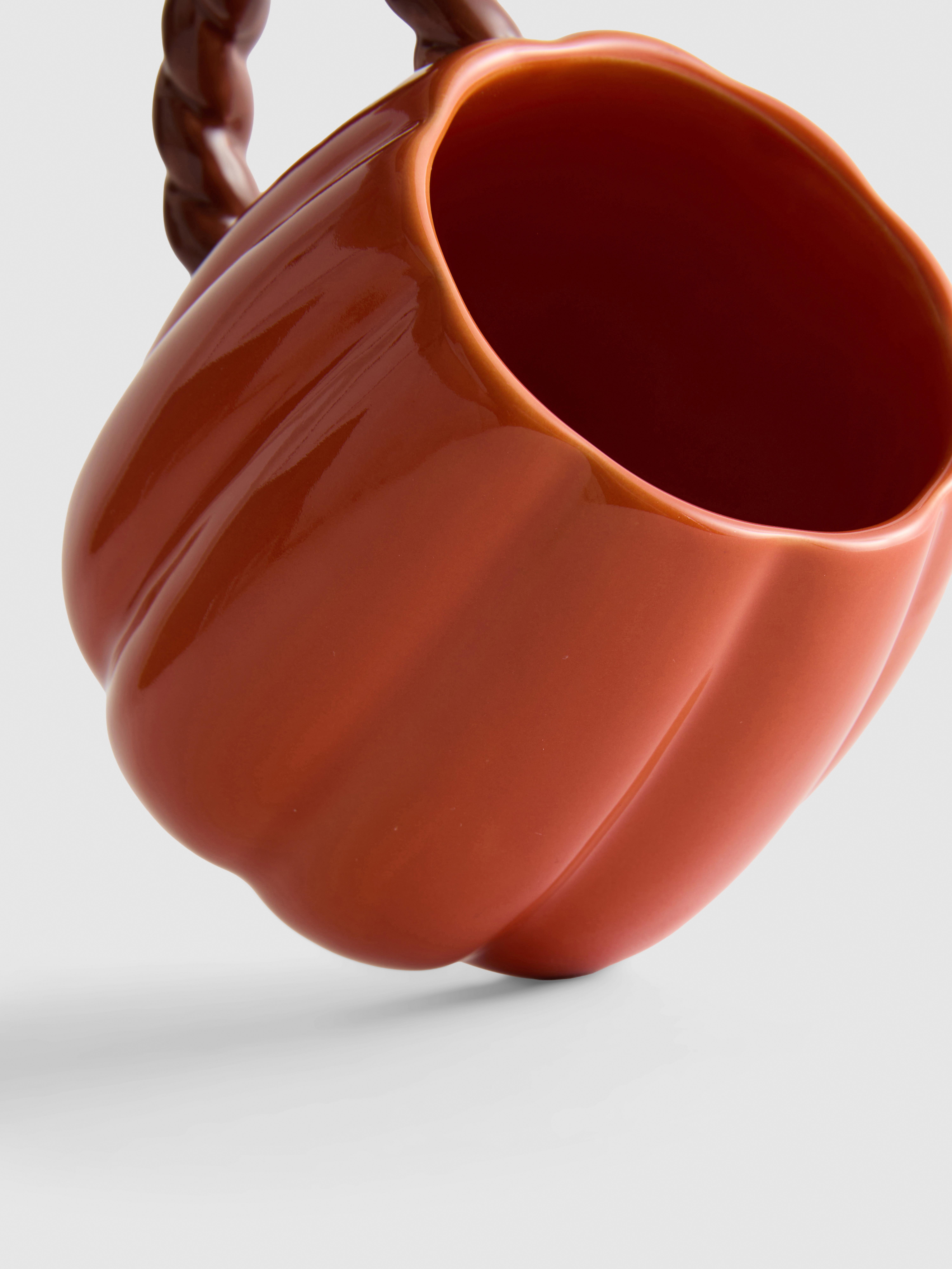 Taza de cerámica con forma de calabaza