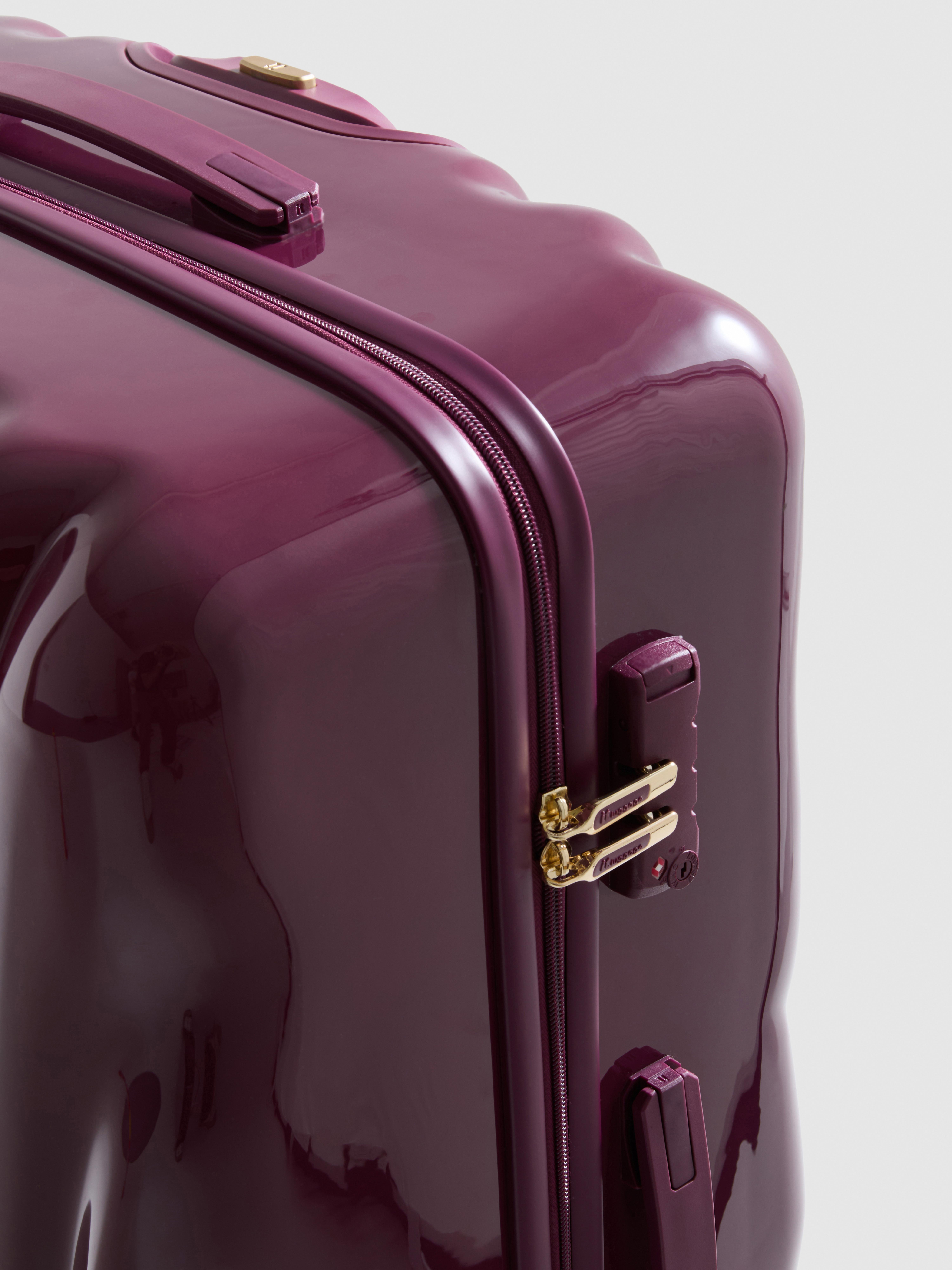 it Luggage Scalloped Hard-Shell Suitcase