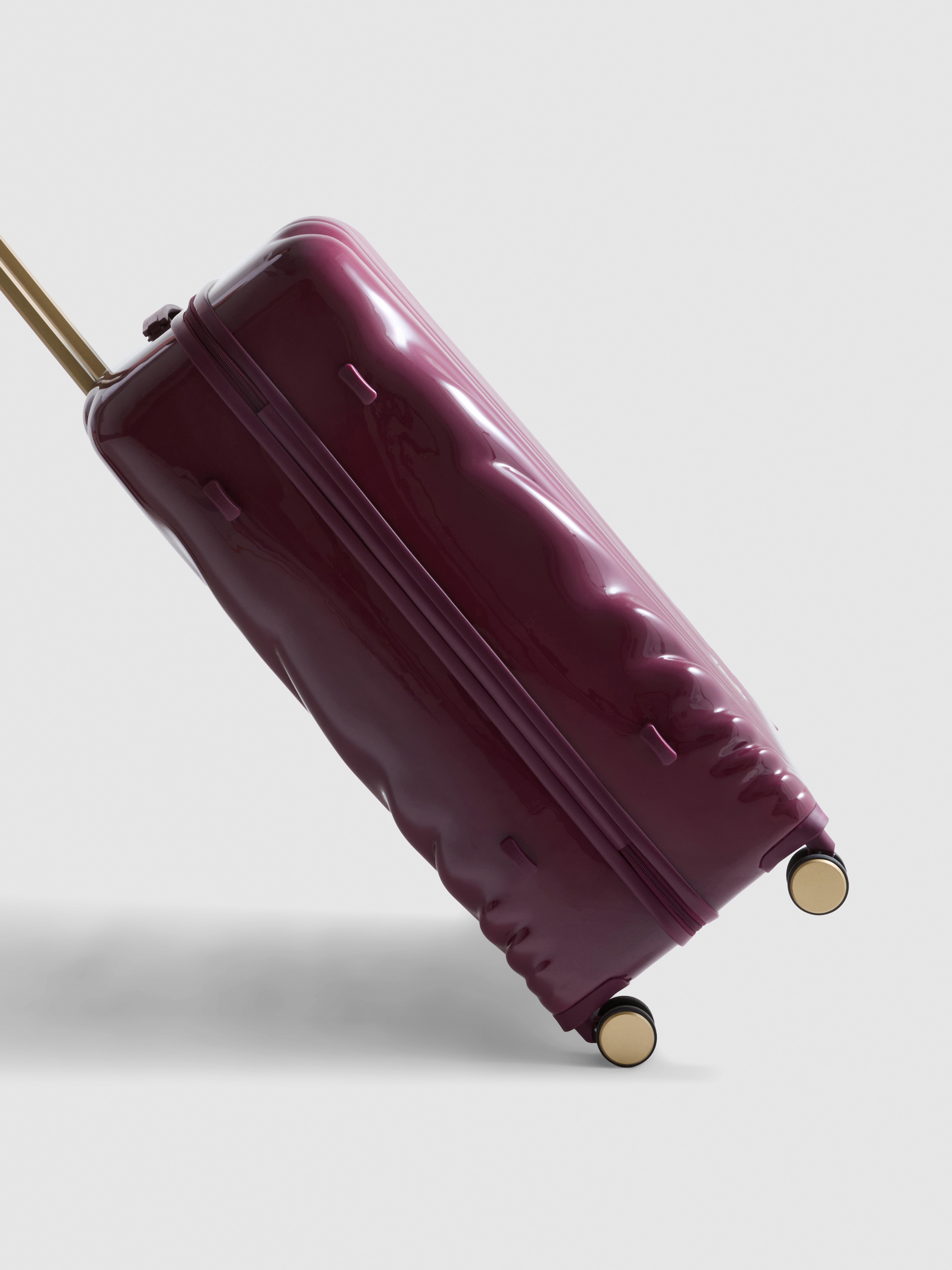 it Luggage Scalloped Hard-Shell Suitcase