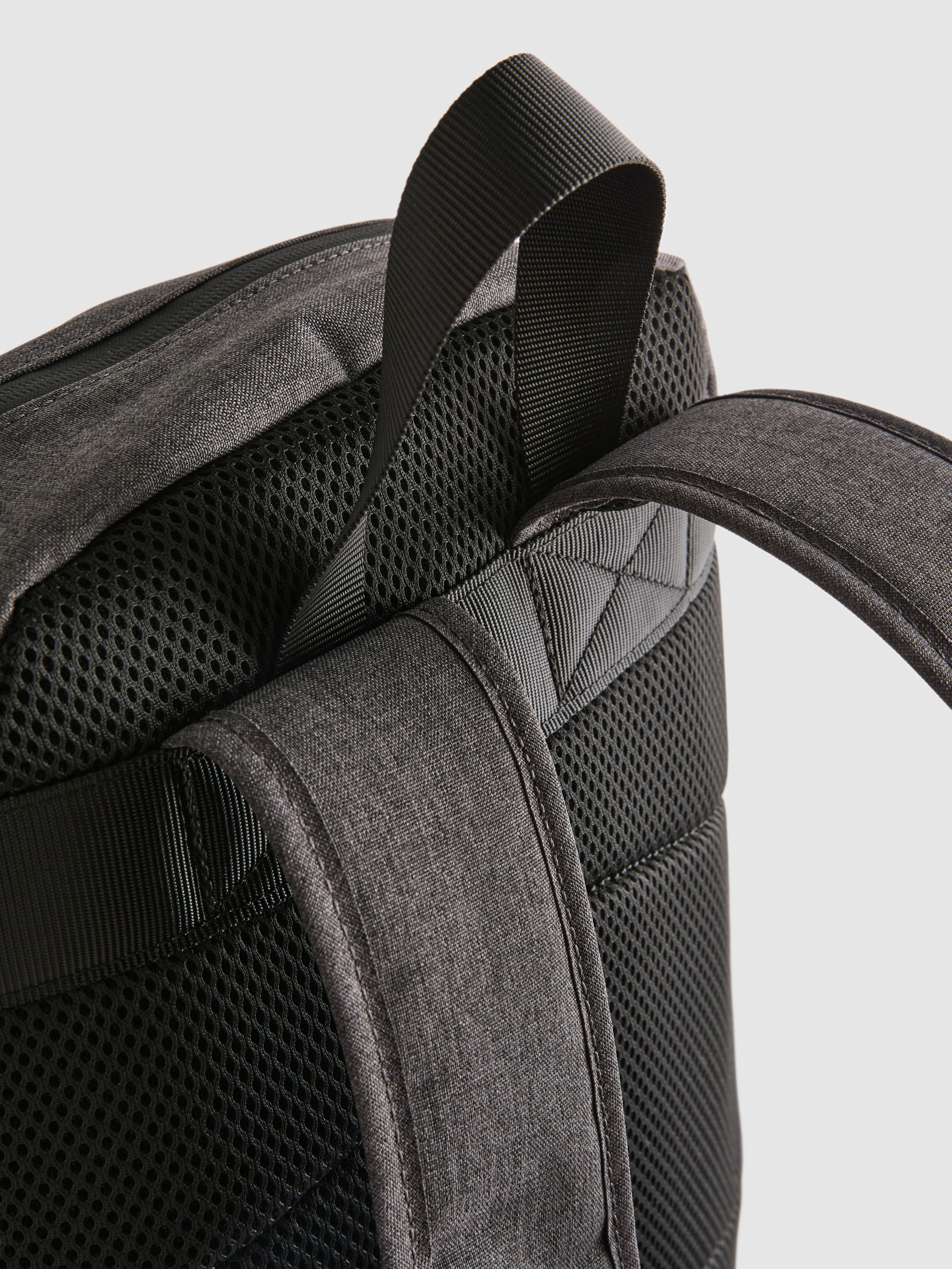 Strukturierter Rucksack mit Reißverschluss