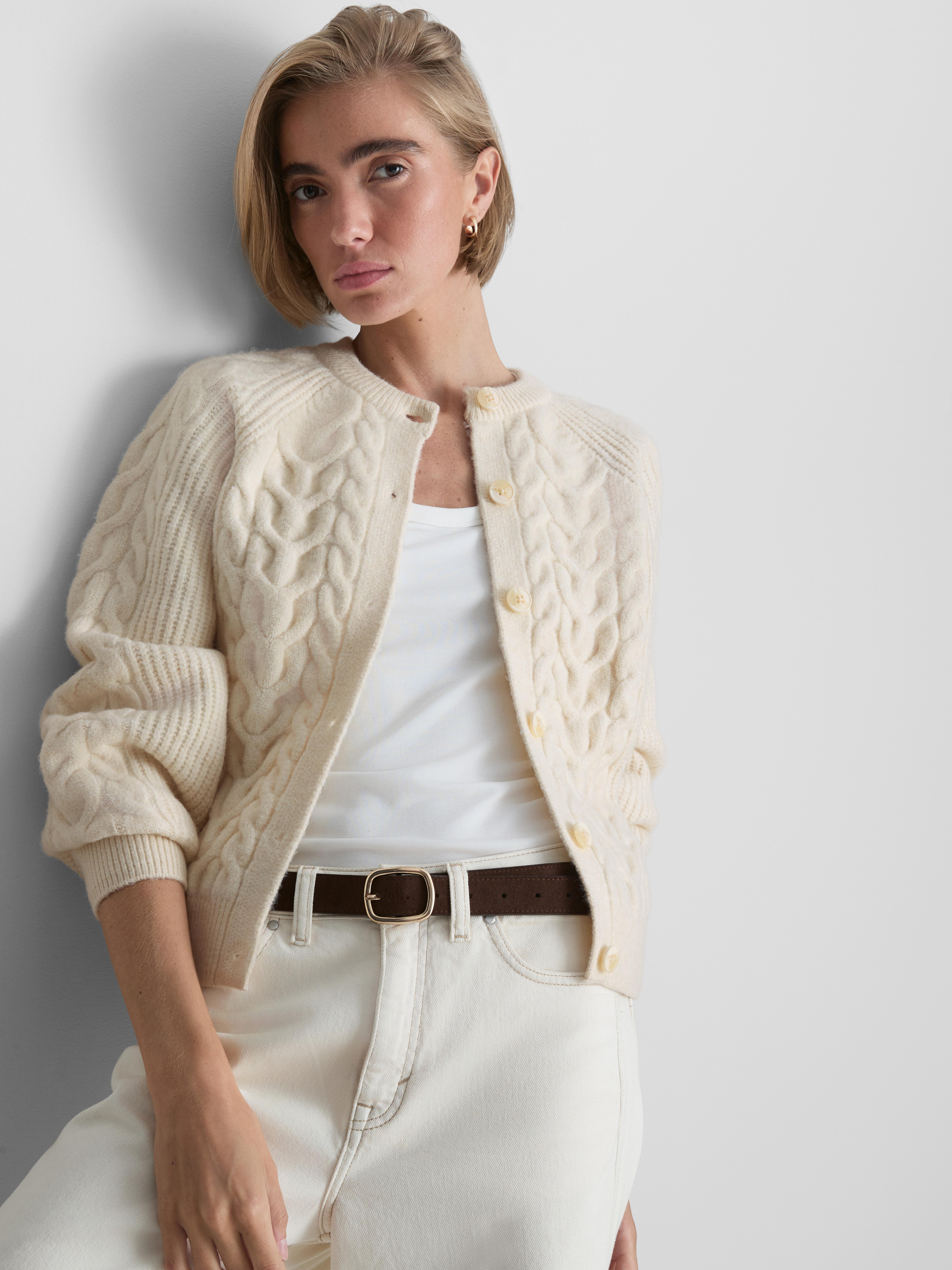 Cardigan mit Zopfmuster und Rundhalsausschnitt