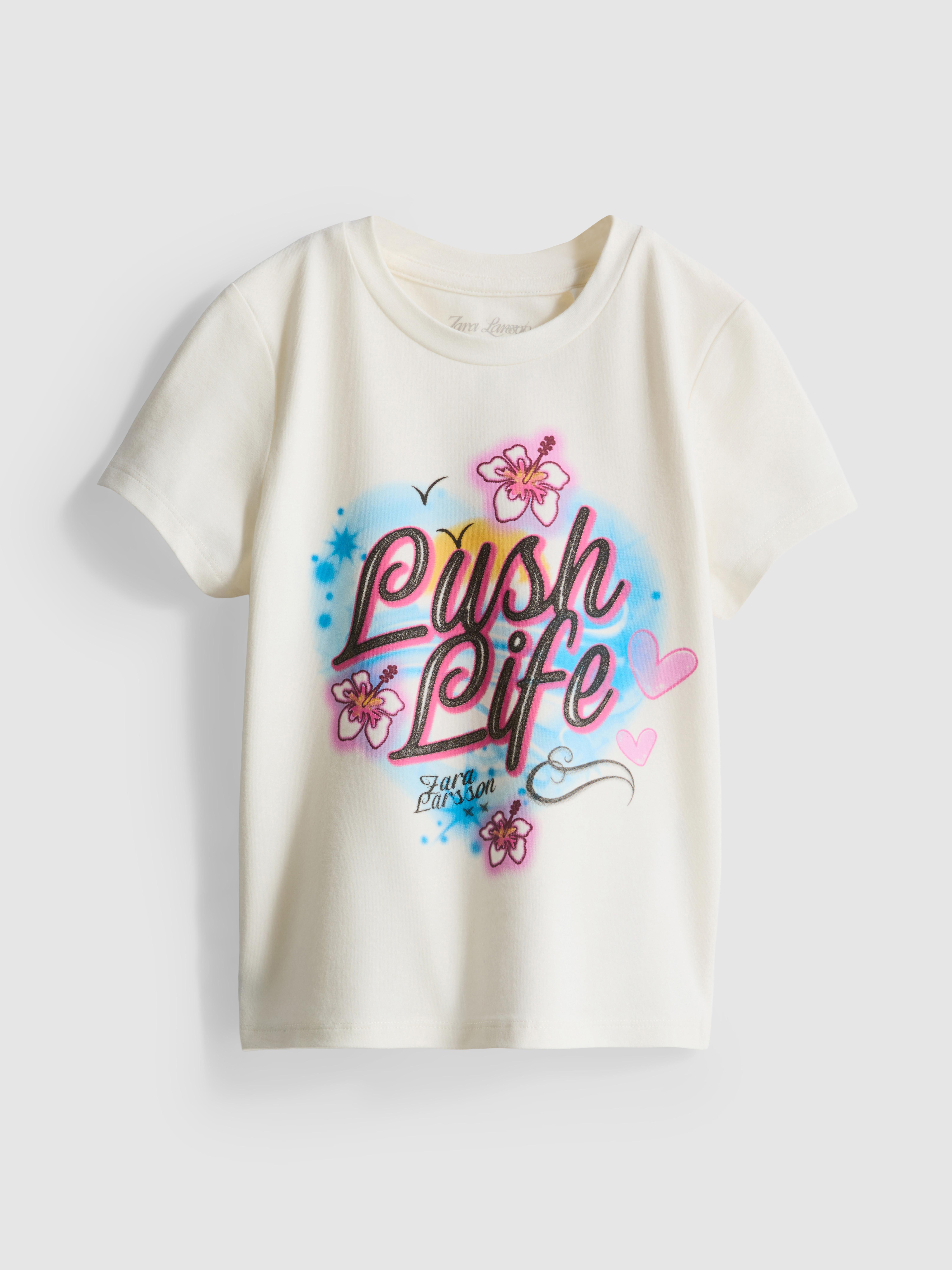 7–15 Jahre | „Zara Larsson“ T-Shirt mit Lush Line-Grafik