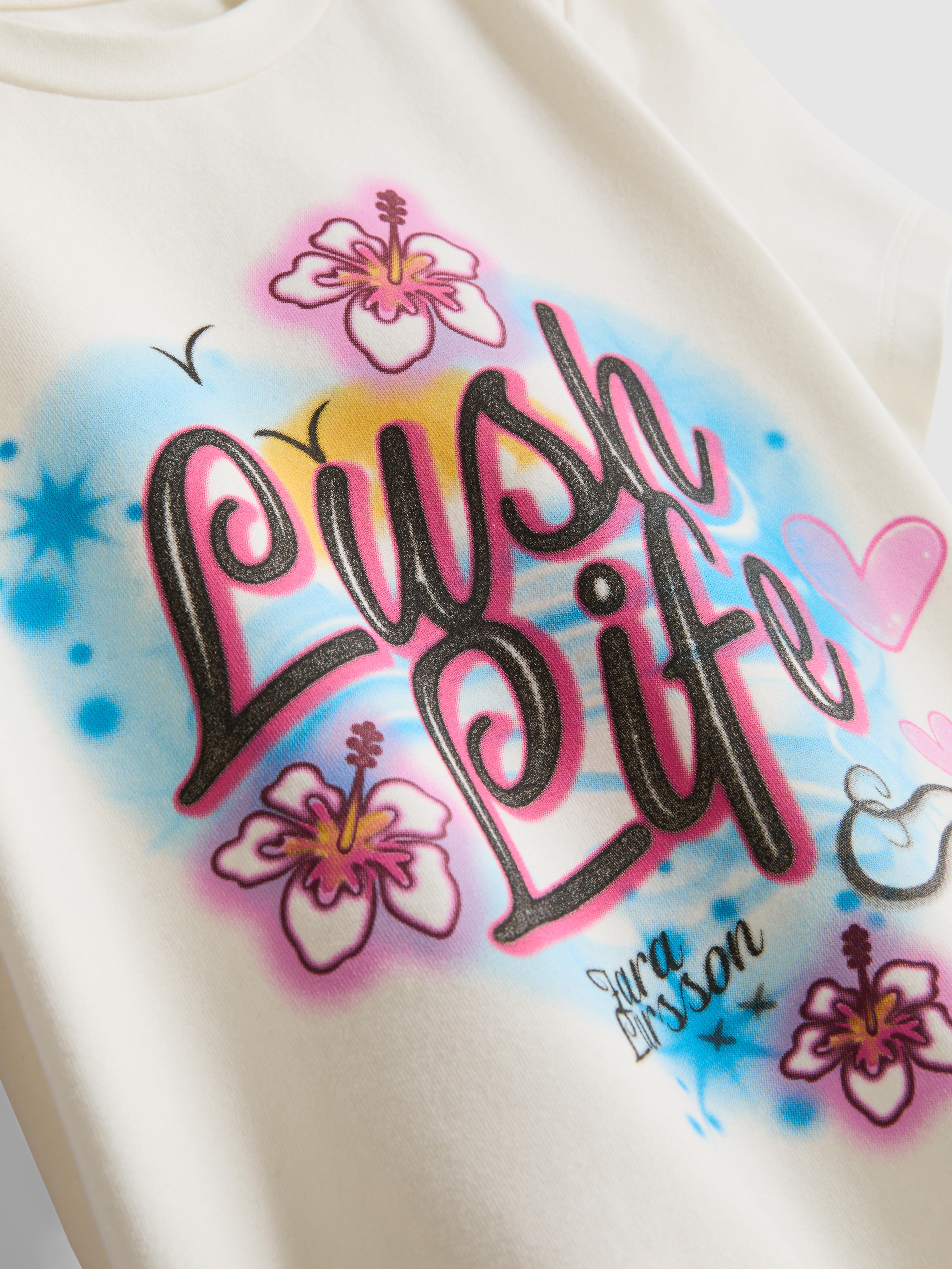 7–15 Jahre | „Zara Larsson“ T-Shirt mit Lush Line-Grafik