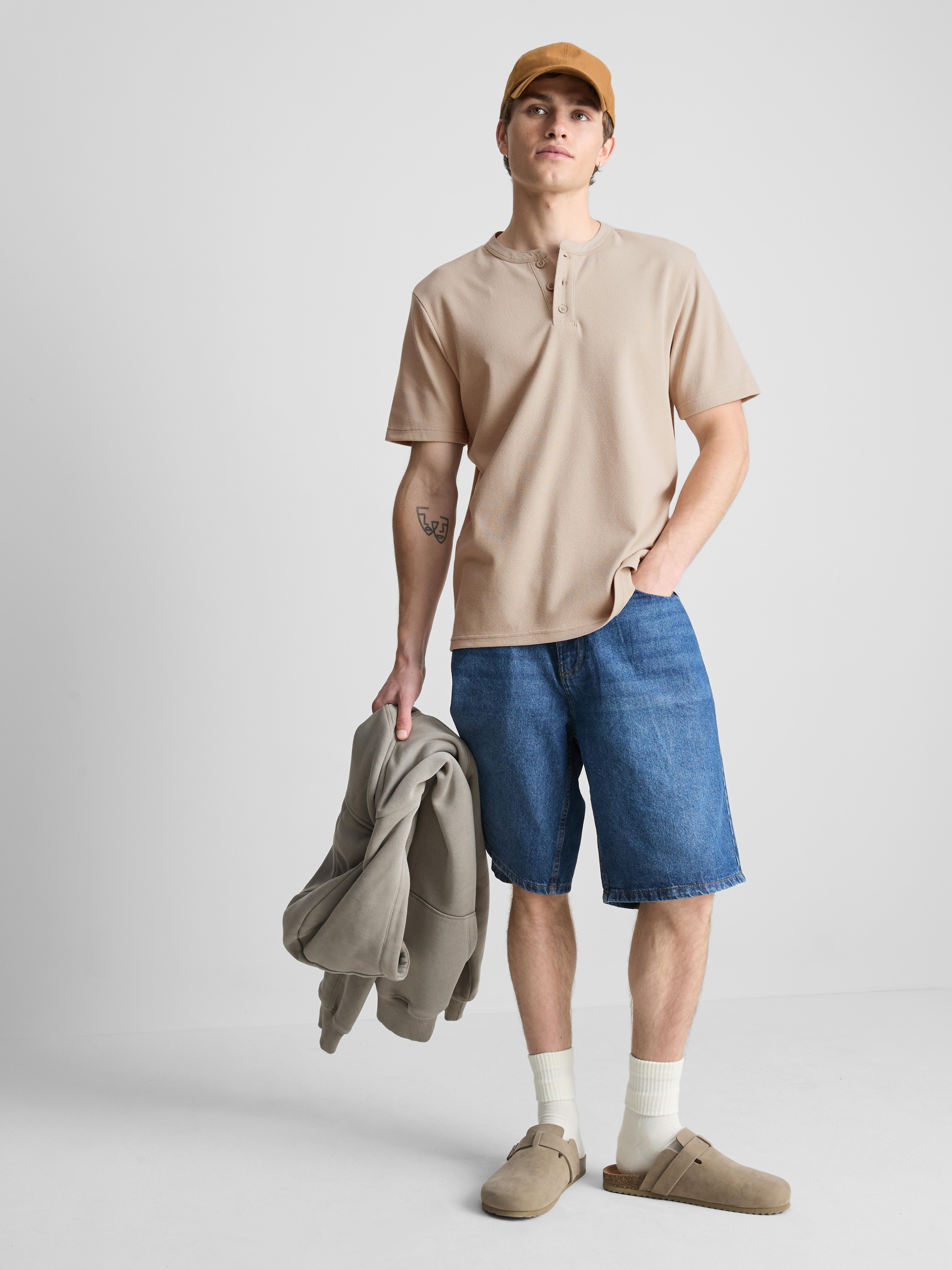 Teksturowany T-shirt z dekoltem henley