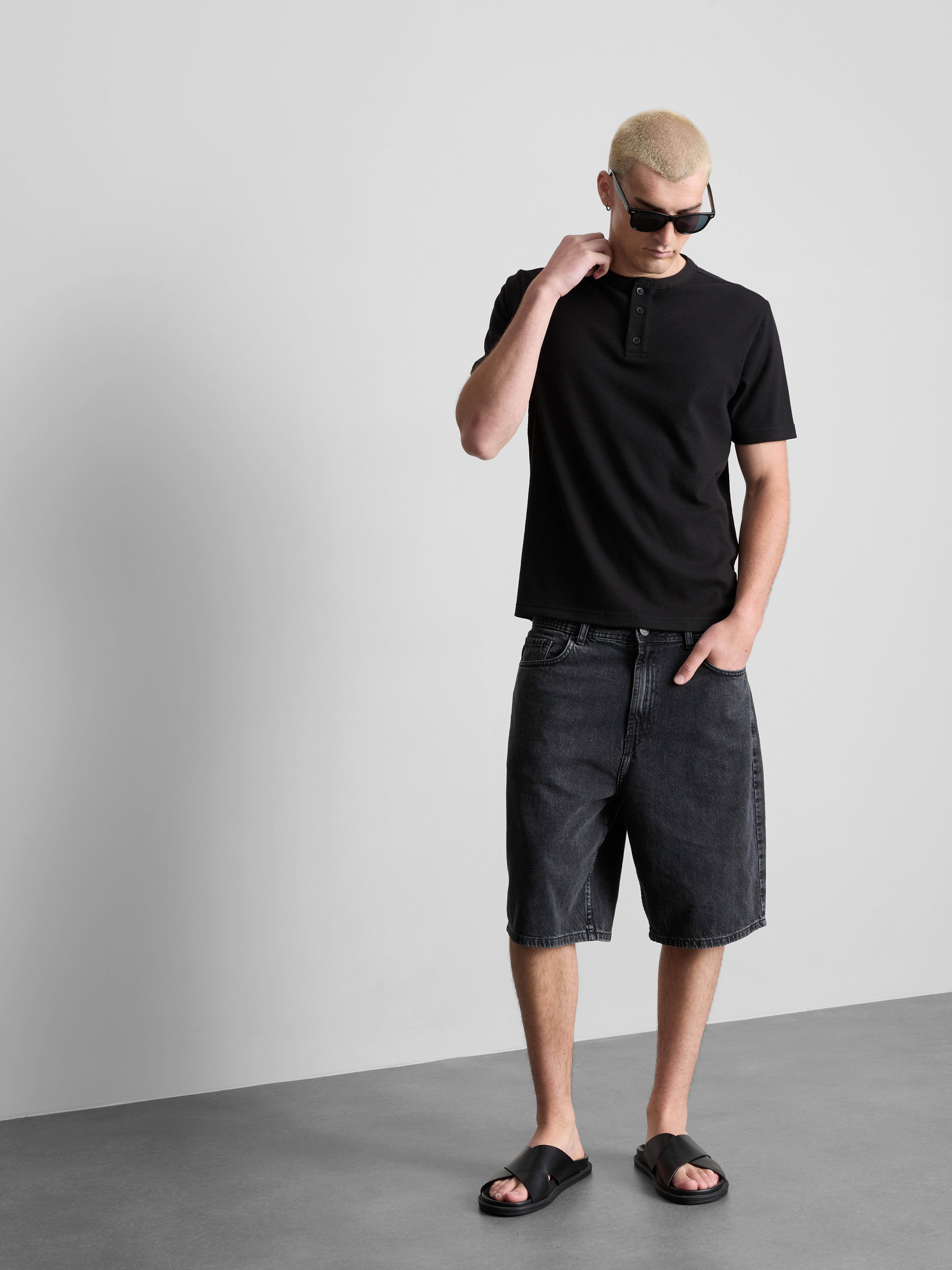 Teksturowany T-shirt z dekoltem henley