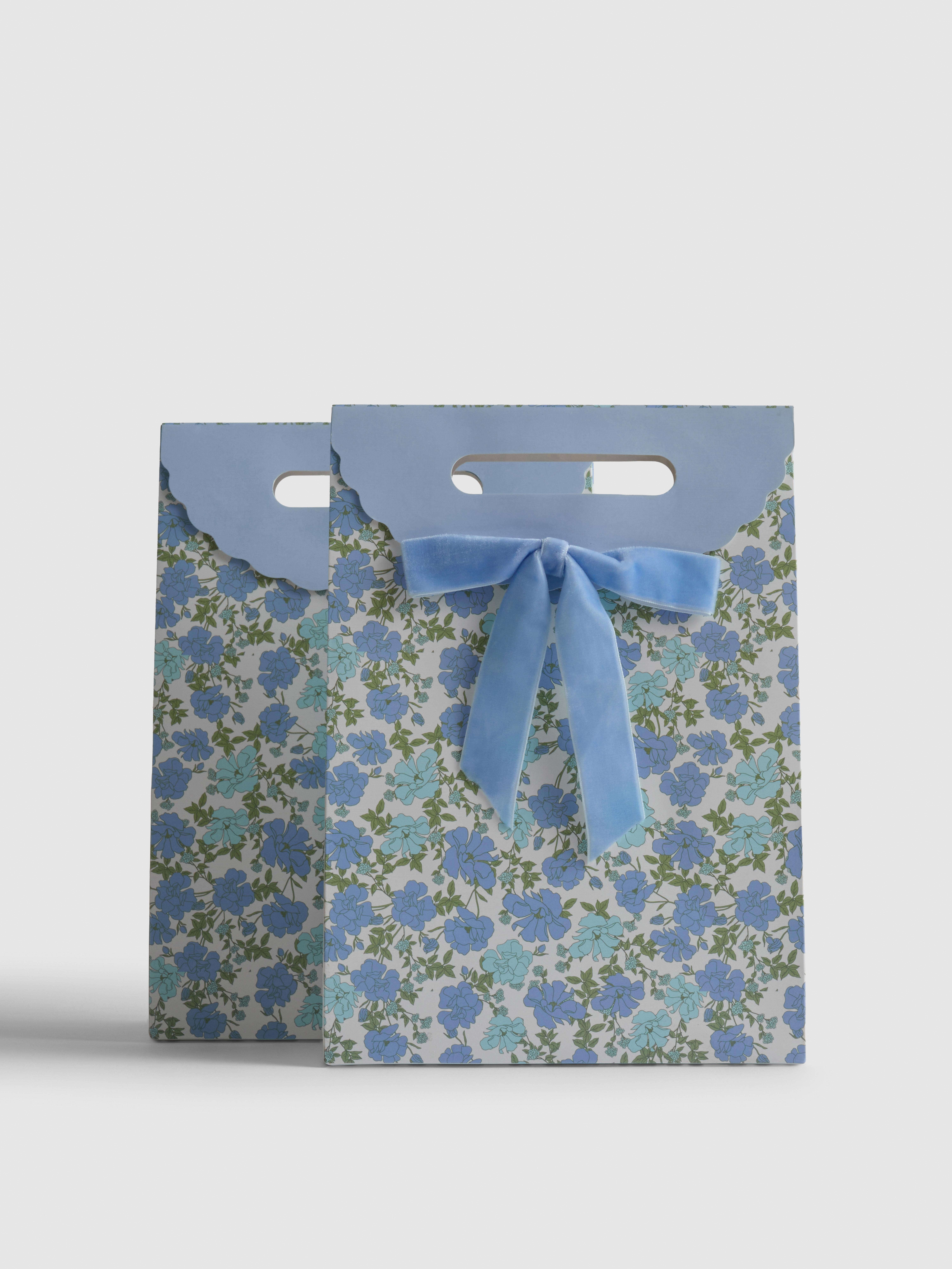 2 pungi de cadou tip plic, cu model floral și fundă
