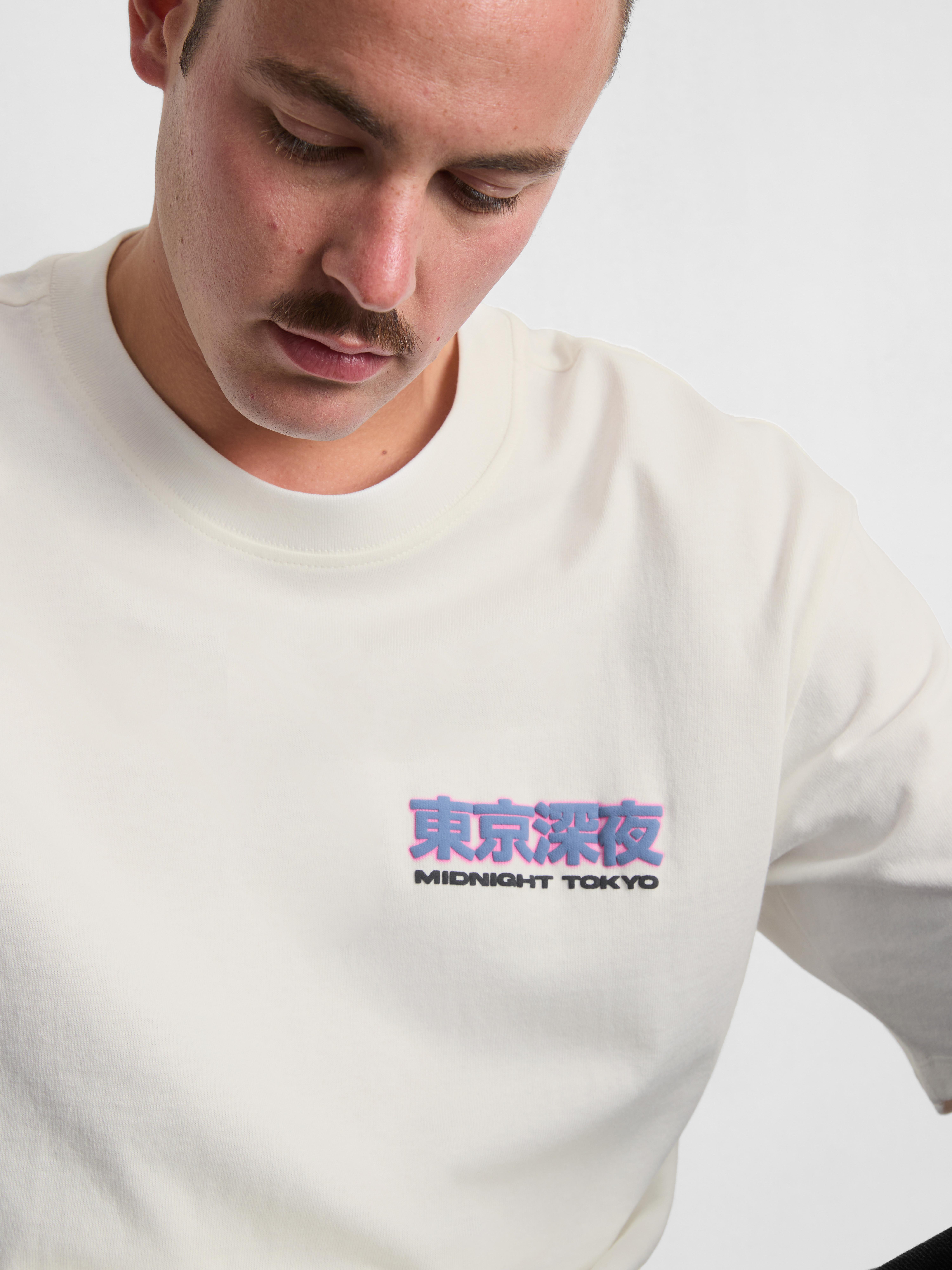 T-shirt gráfica Midnight Tokyo