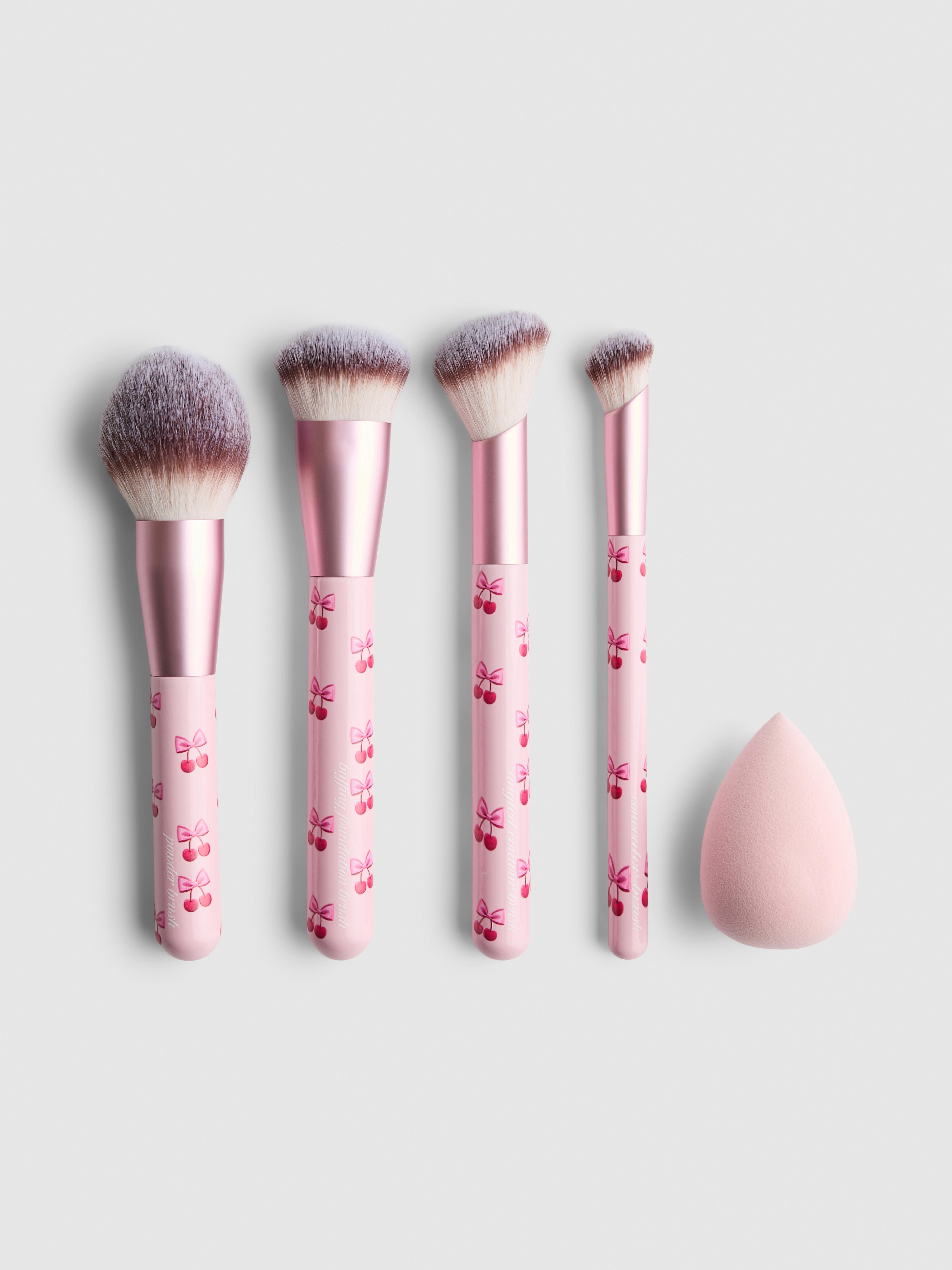 Set di 4 pennelli con 1 beauty blender PS...