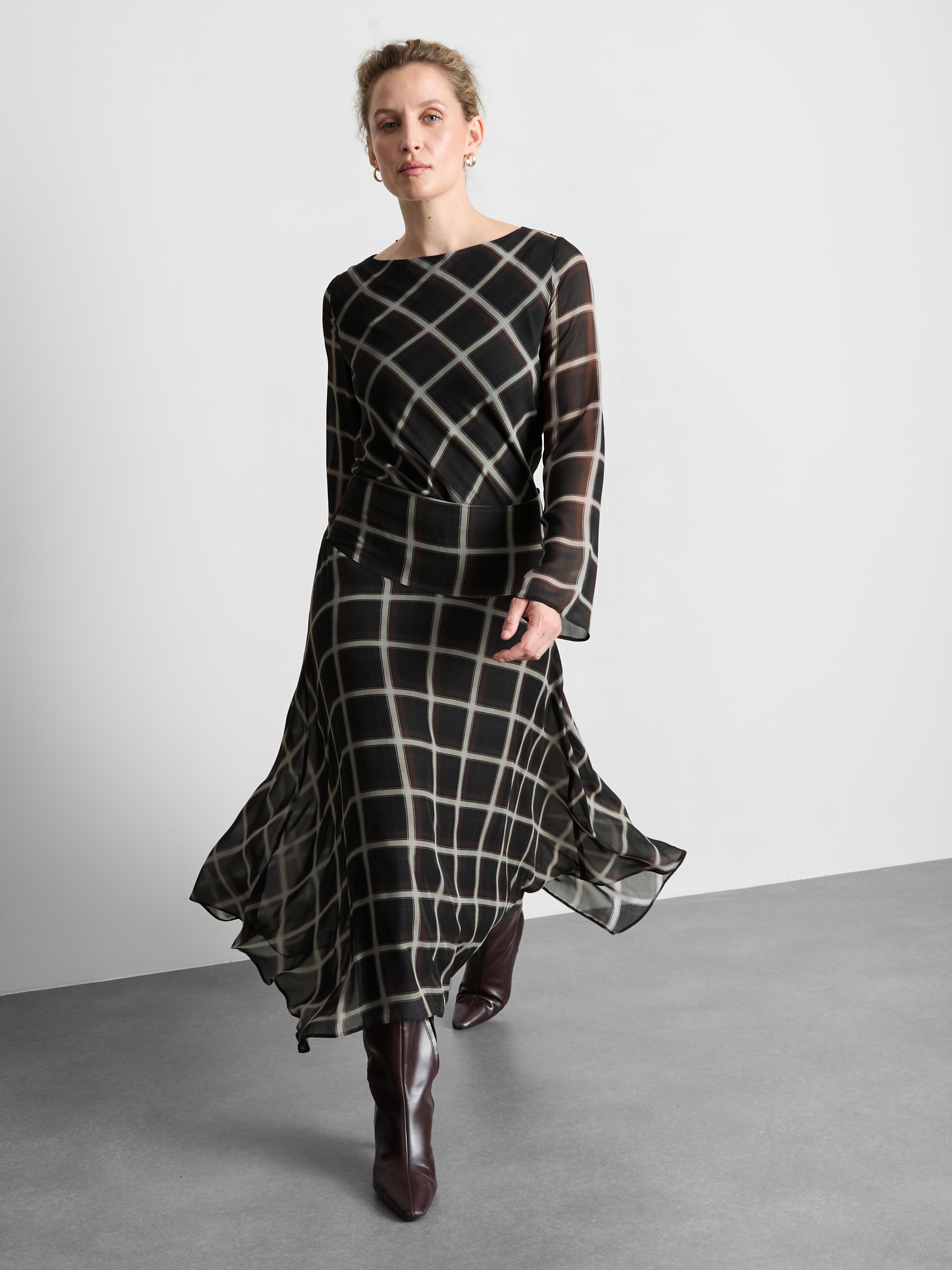 Jupe midi asymétrique en mousseline à carreaux