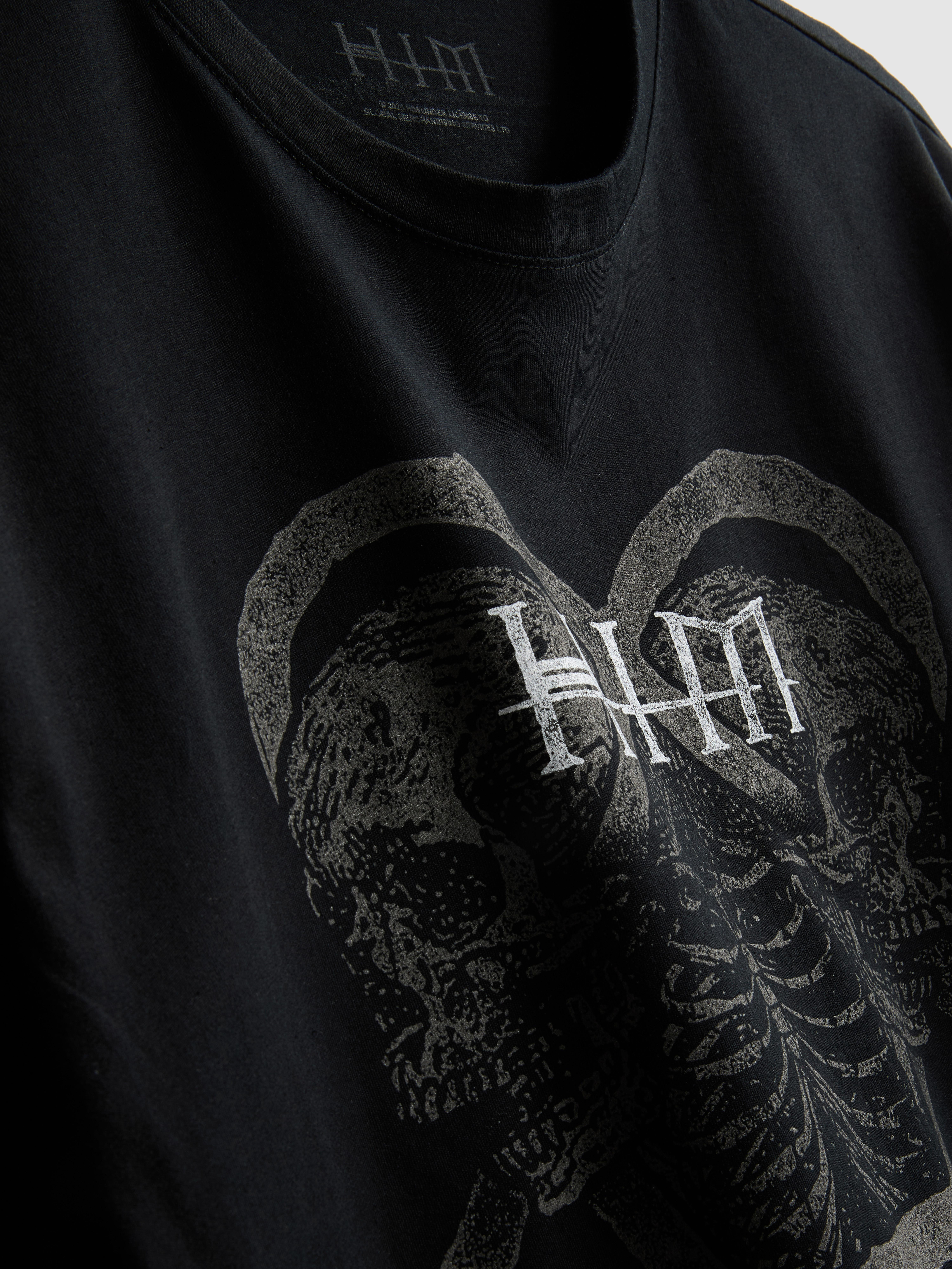 „HIM“ T-Shirt mit Grafik